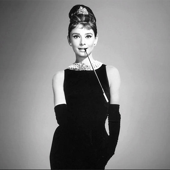 Il fascino immortale del little black dress, meglio conosciuto come “Tubino Nero”