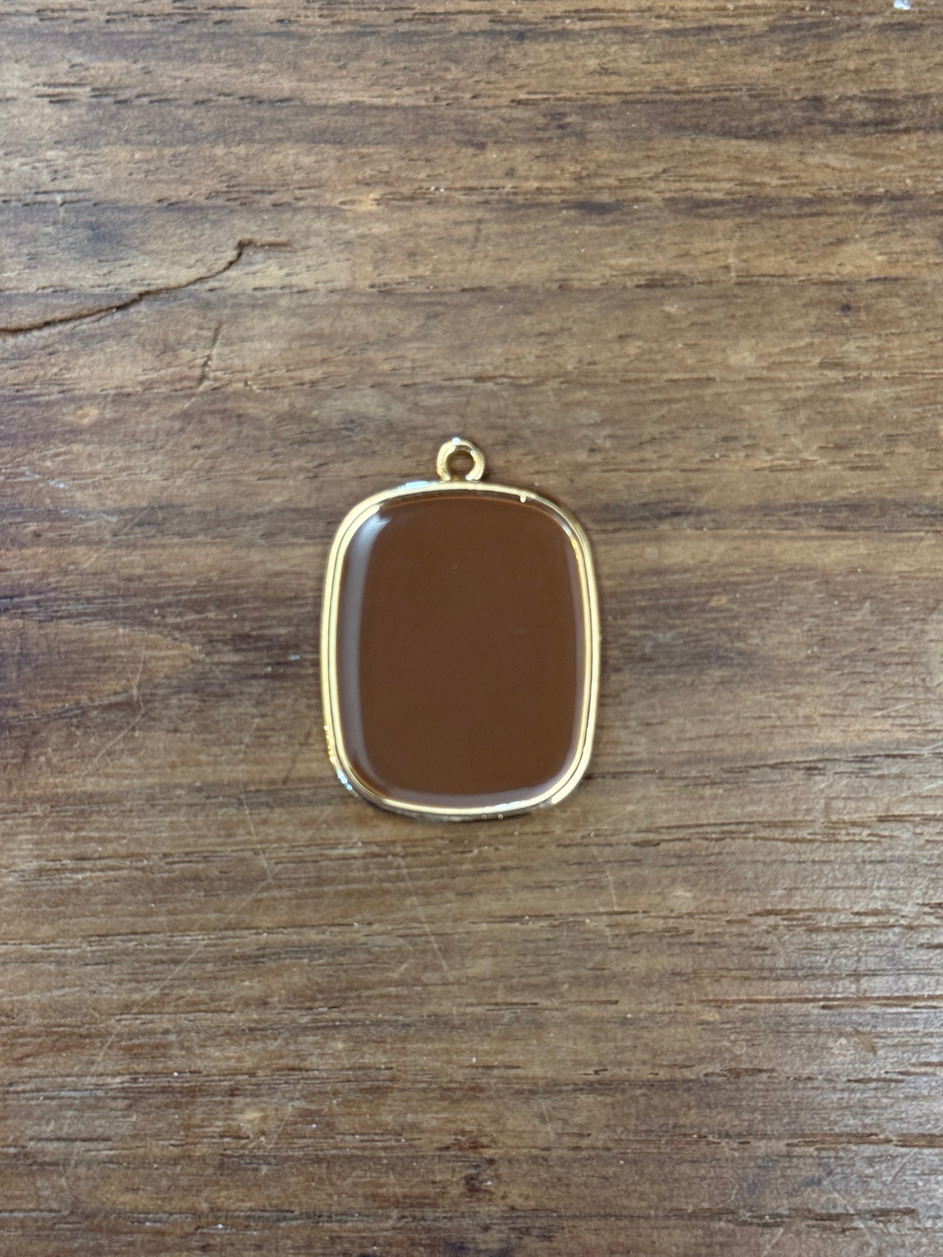 COLLIER AVEC PLAQUE À LETTRE COULÉE ET COURONNE