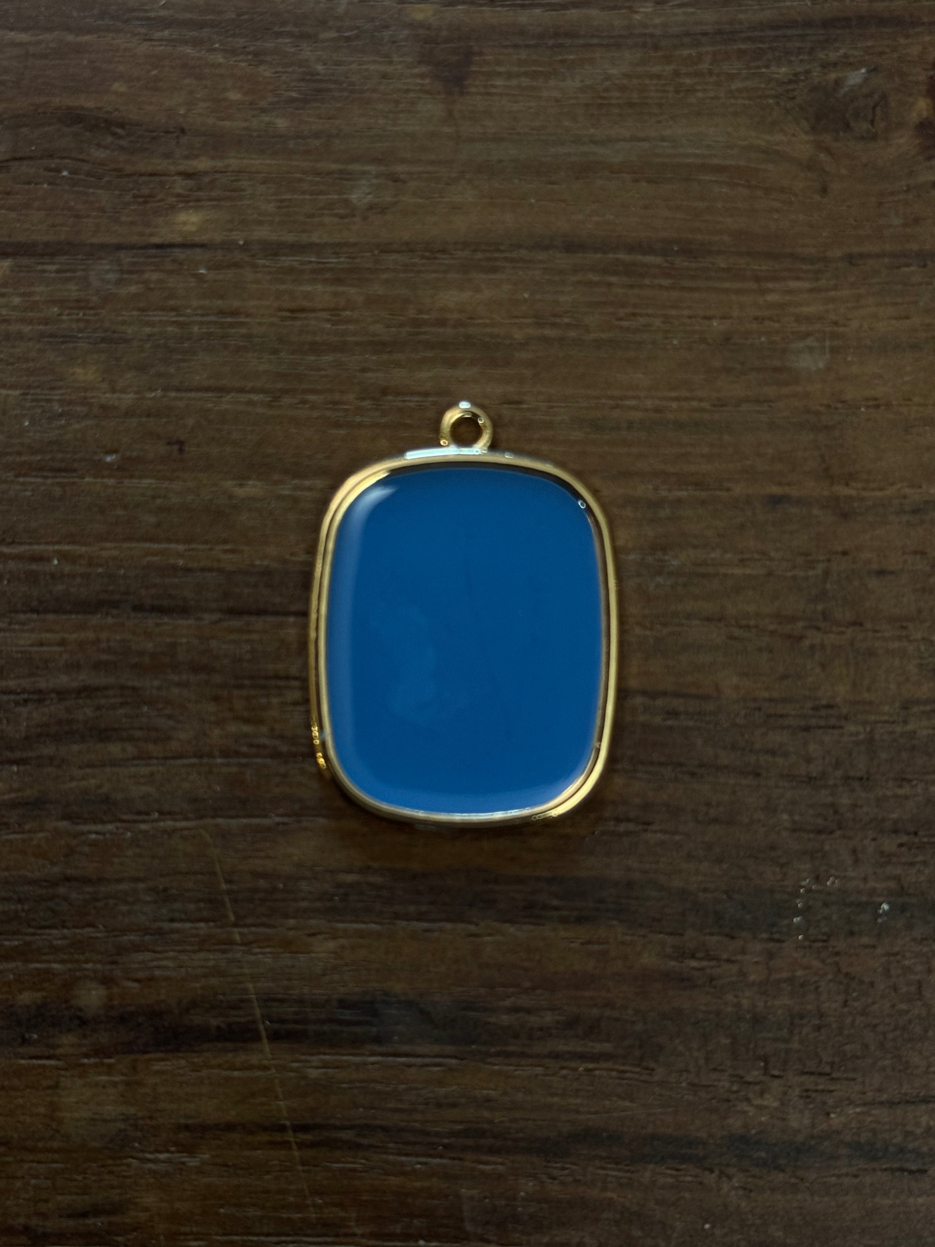 COLLIER AVEC PLAQUE À LETTRE COULÉE ET COURONNE