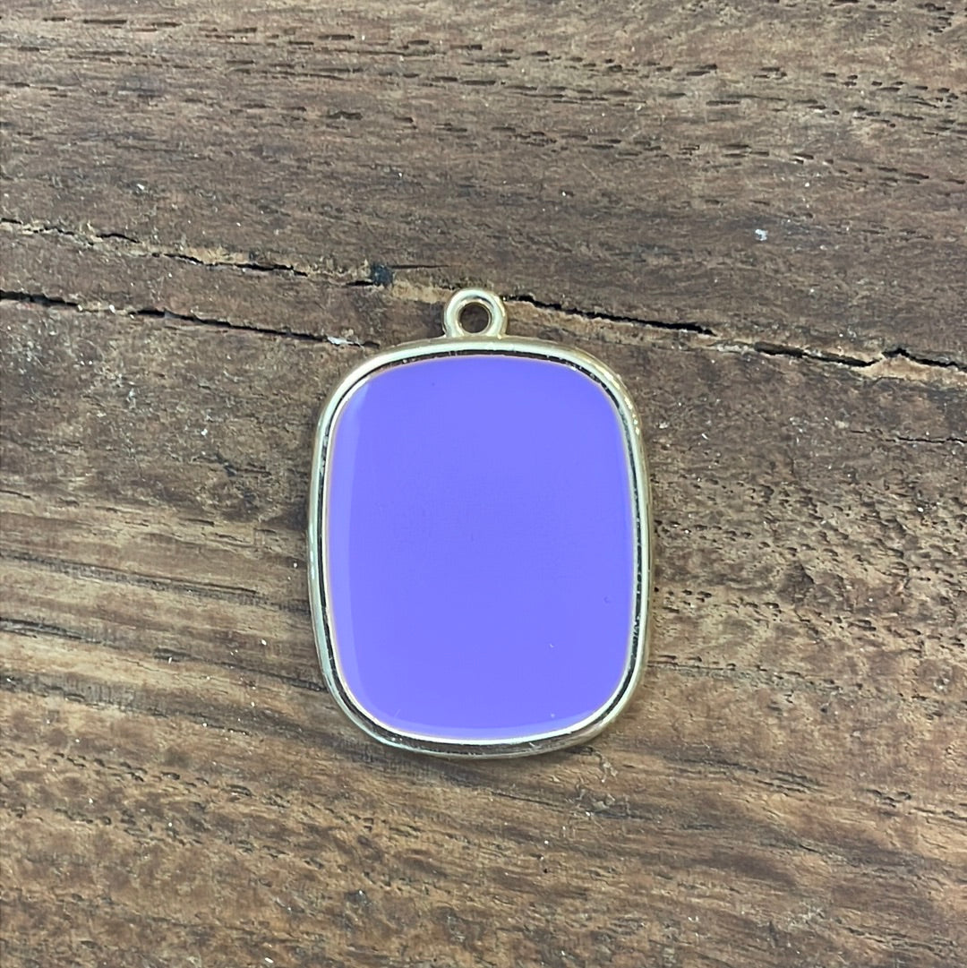 COLLANA CON PIASTRINA COLORATA LETTERA E CORONA/SIMBOLO/NUMERO