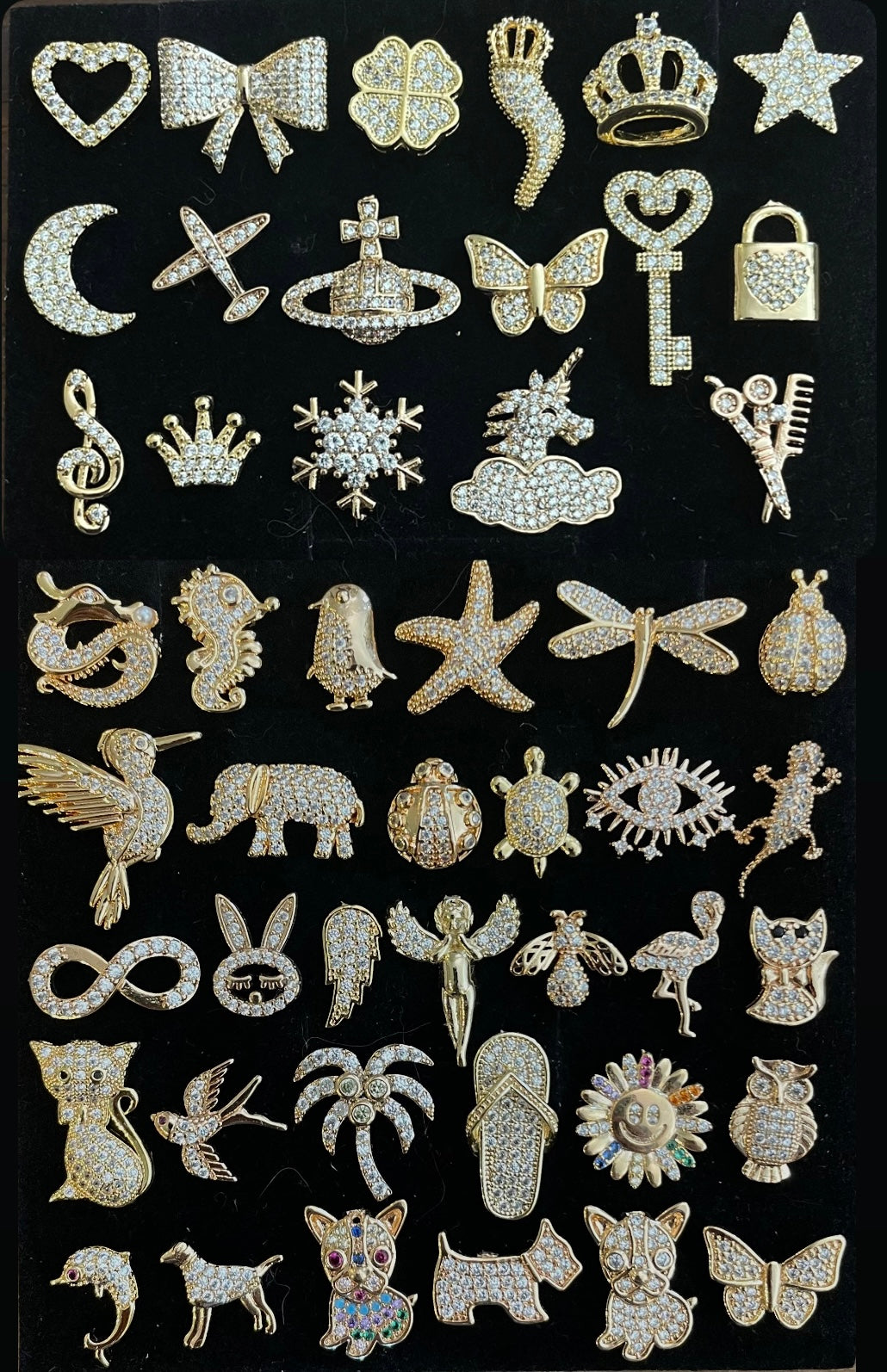 COLLANA CON PIASTRINA COLORATA LETTERA E CORONA/SIMBOLO/NUMERO