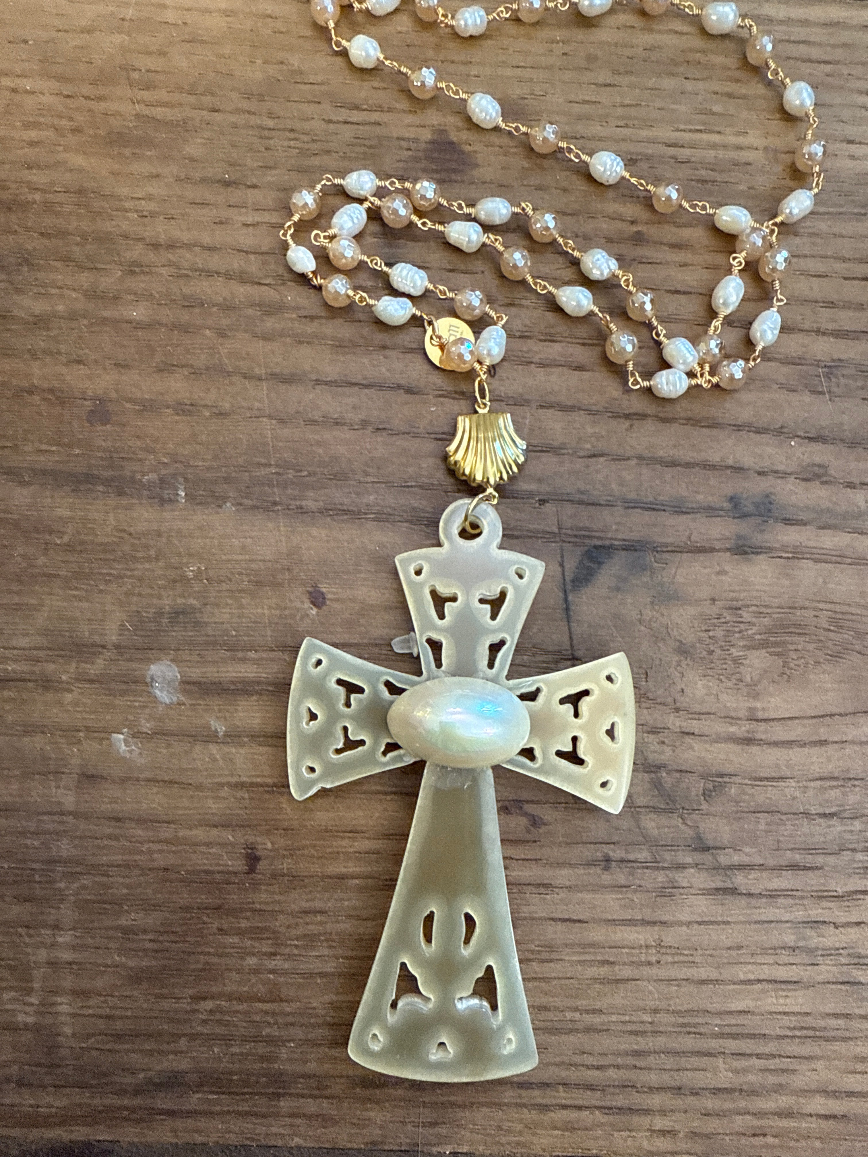 CROCEFISSO con rosario di perle