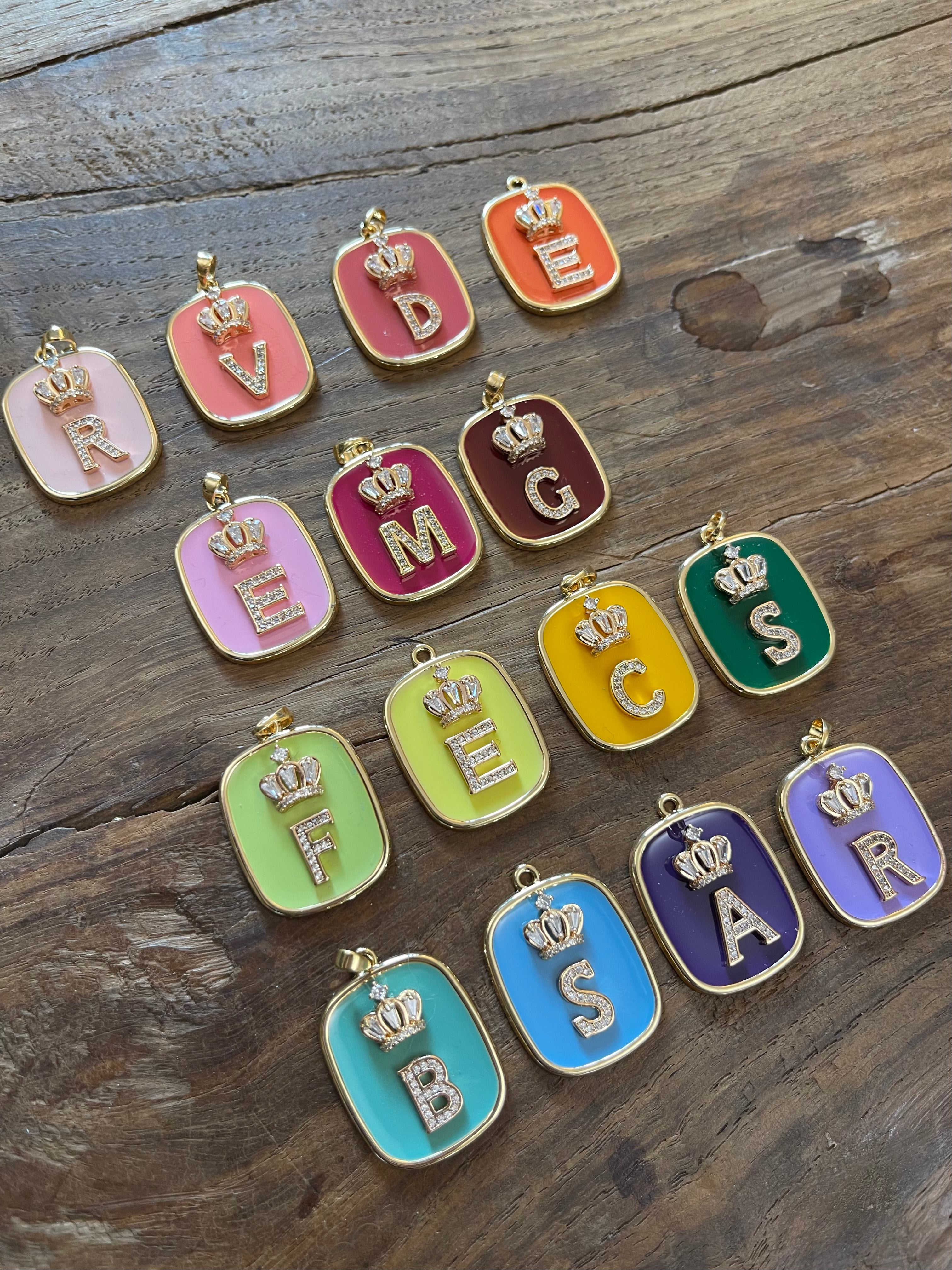 COLLANA CON PIASTRINA COLORATA LETTERA E CORONA/SIMBOLO/NUMERO