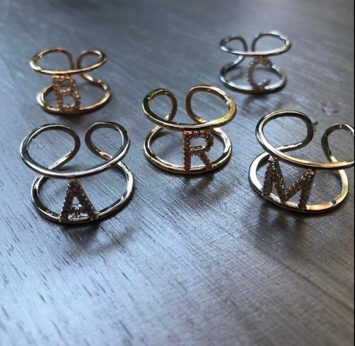 Anello a fascia con Lettera