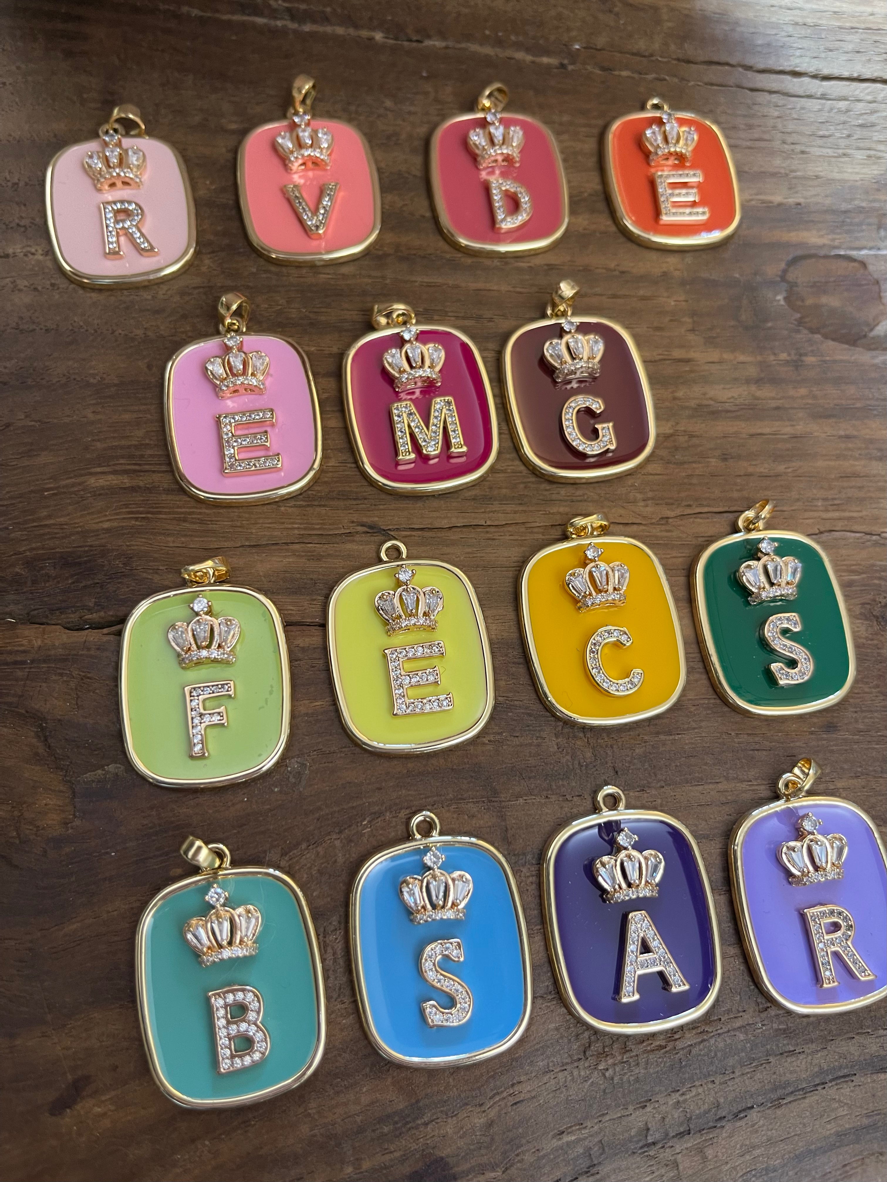 COLLANA CON PIASTRINA COLORATA LETTERA E CORONA/SIMBOLO/NUMERO