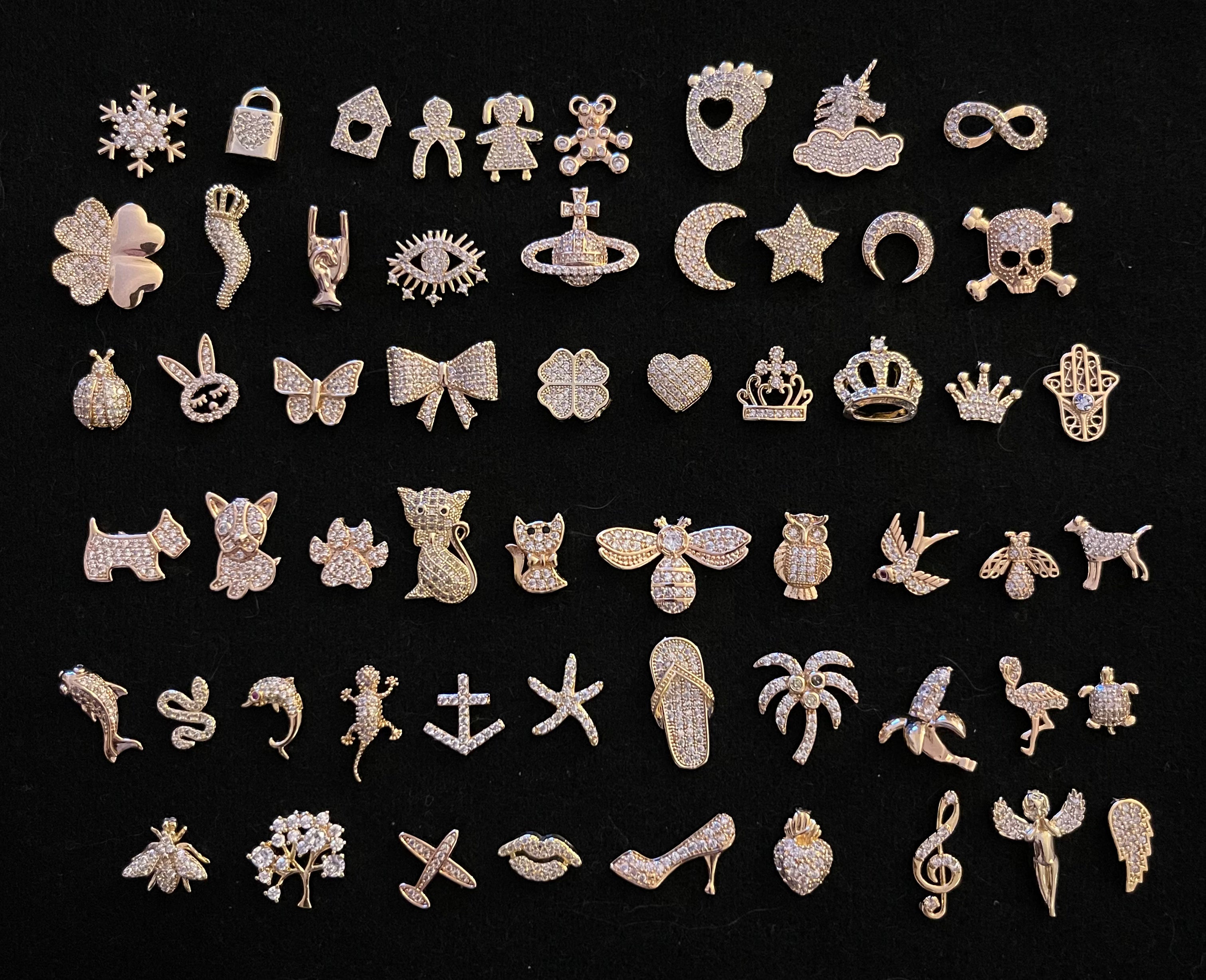 COLLIER AVEC PLAQUE À LETTRE COULÉE ET COURONNE