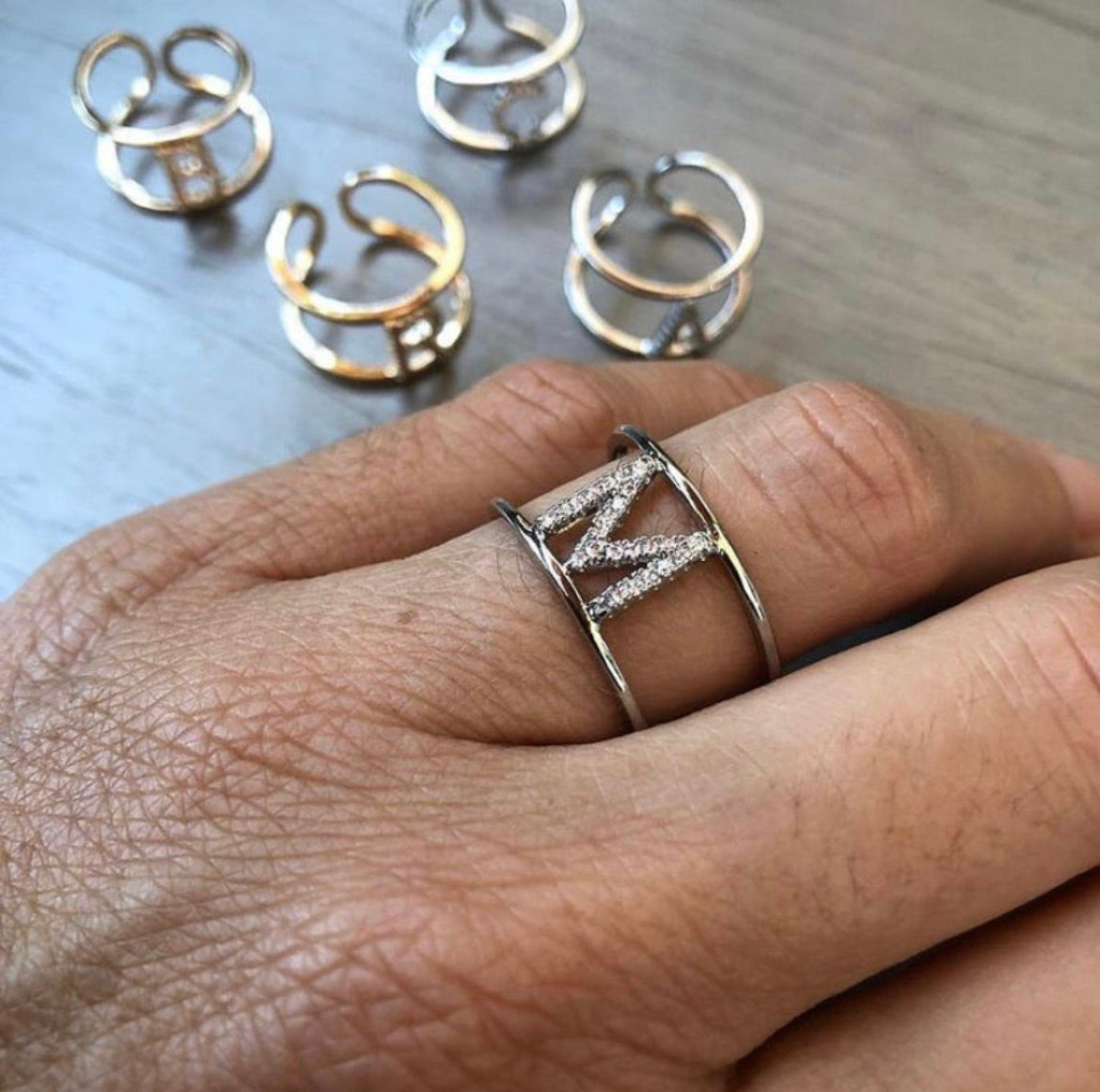 Anello a fascia con Lettera