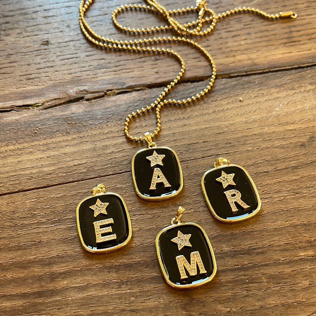 COLLANA CON PIASTRINA NERA LETTERA/NUMERO