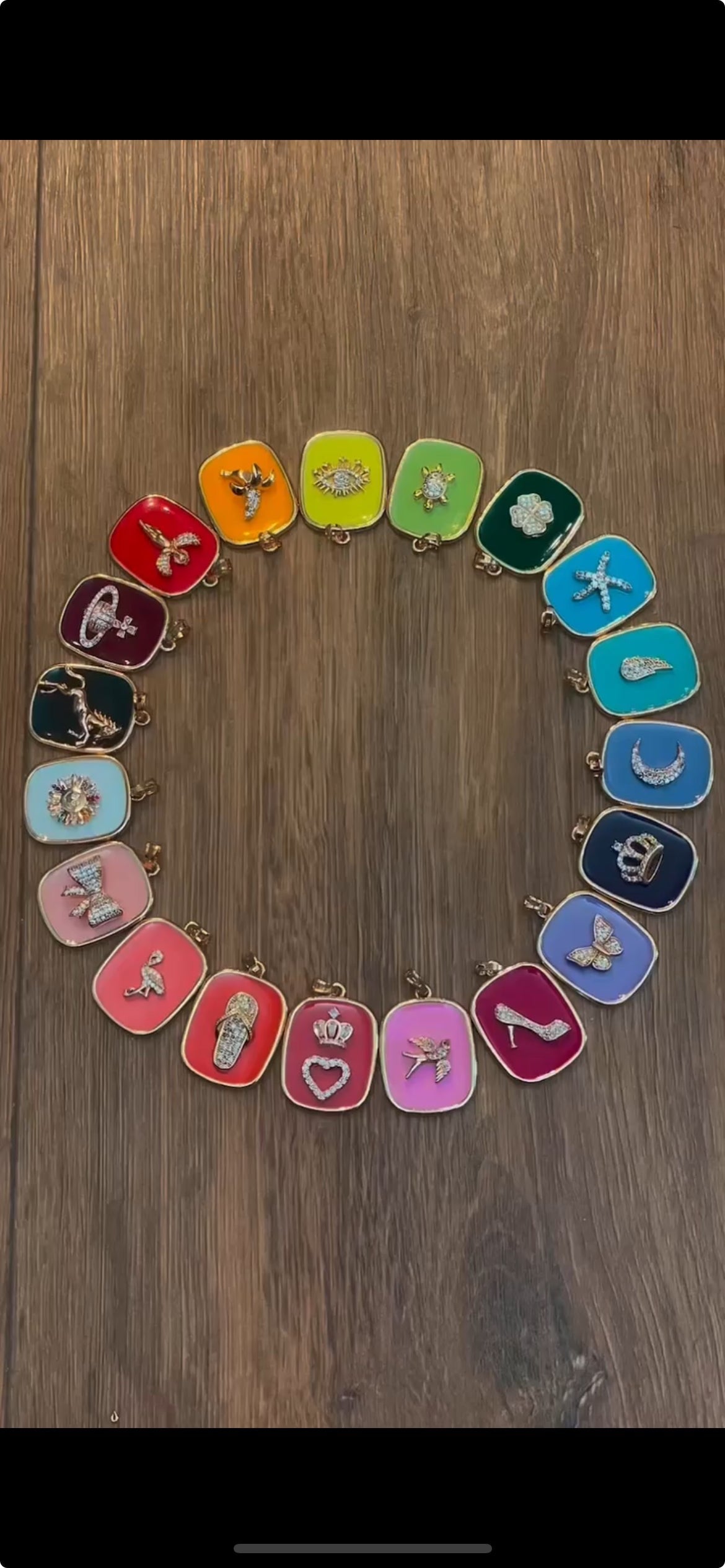 COLLANA CON PIASTRINA COLORATA LETTERA E CORONA/SIMBOLO/NUMERO