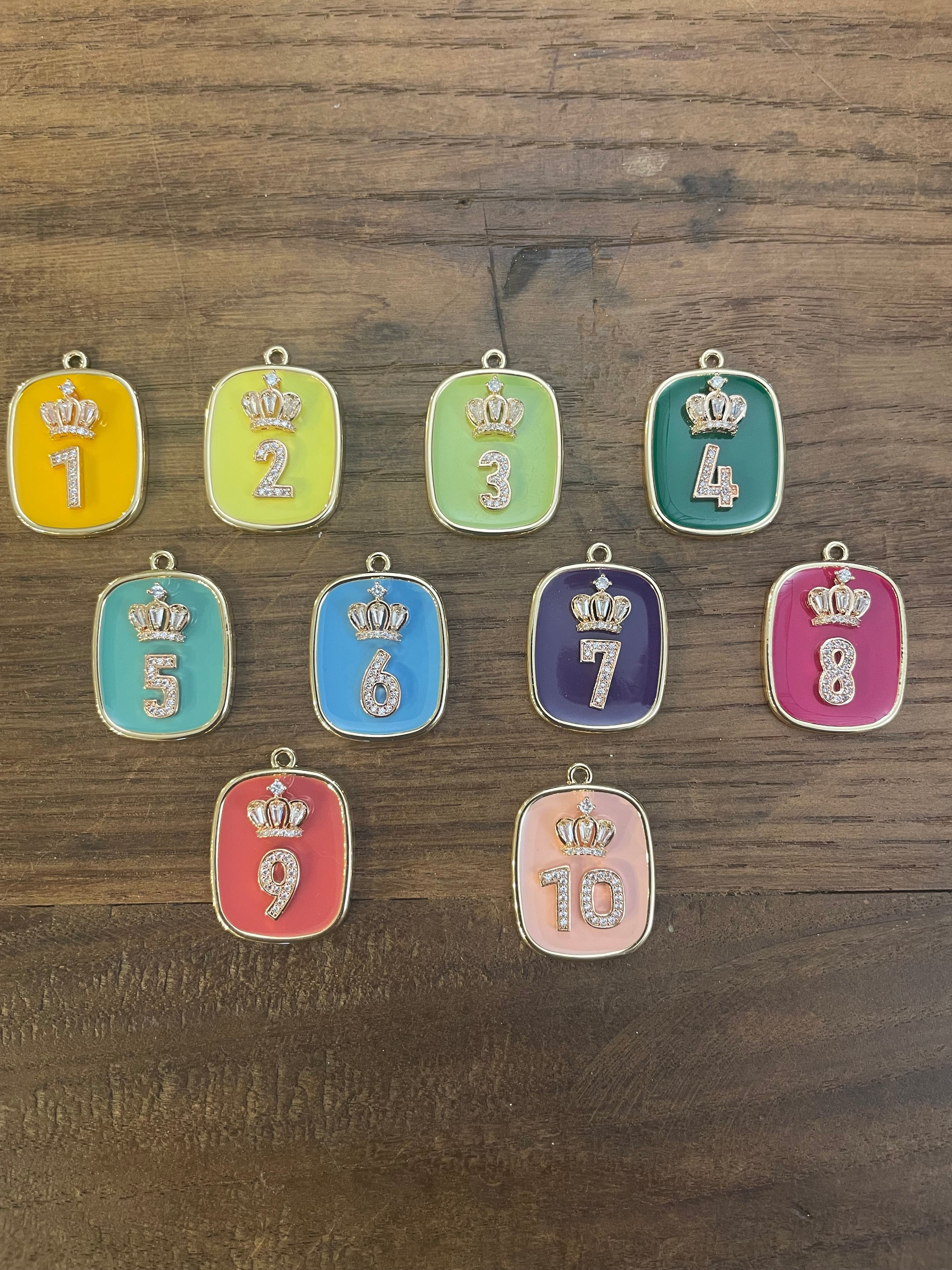 COLLANA CON PIASTRINA COLORATA LETTERA E CORONA/SIMBOLO/NUMERO