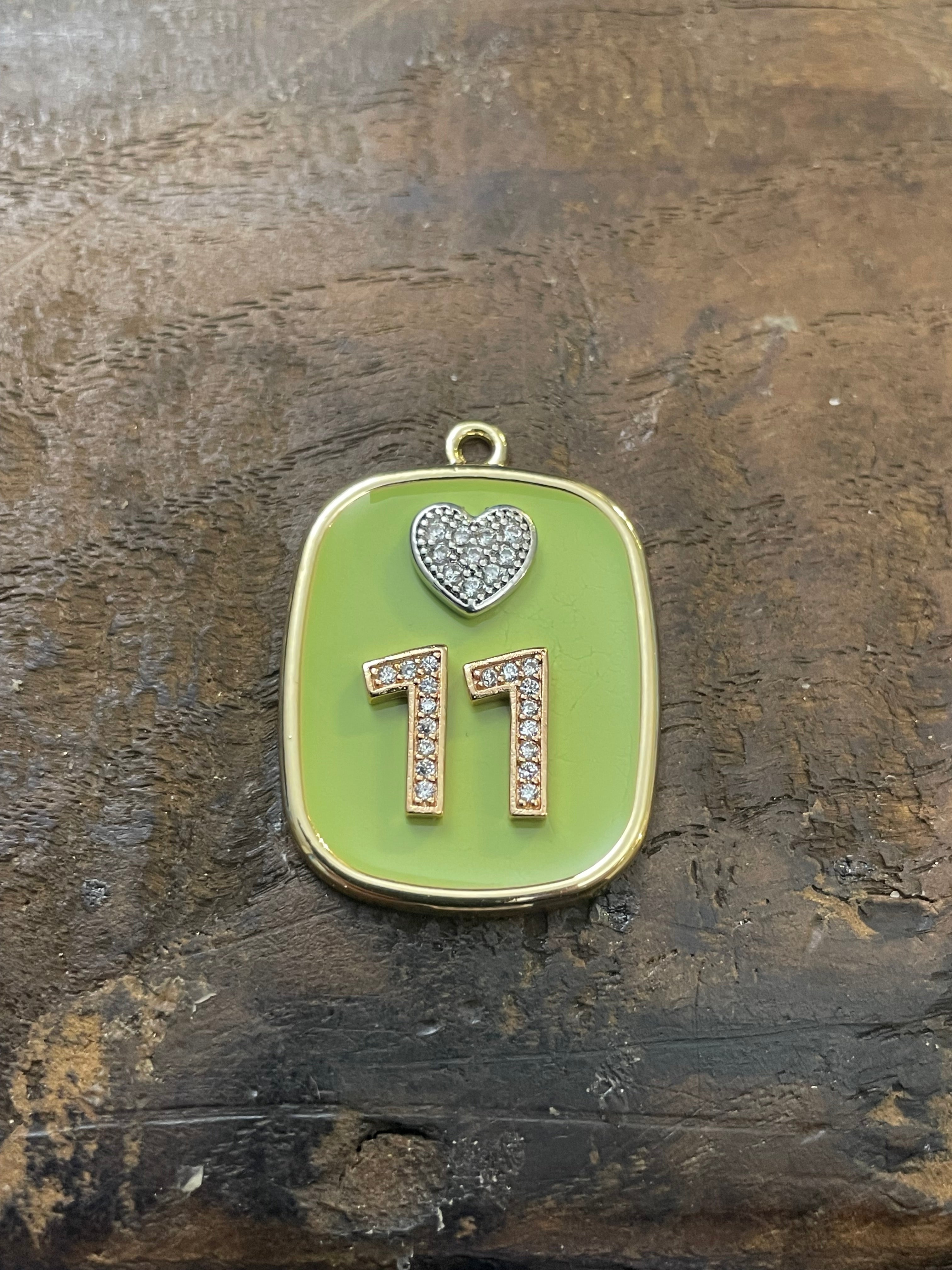 COLLANA CON PIASTRINA COLORATA LETTERA E CORONA/SIMBOLO/NUMERO