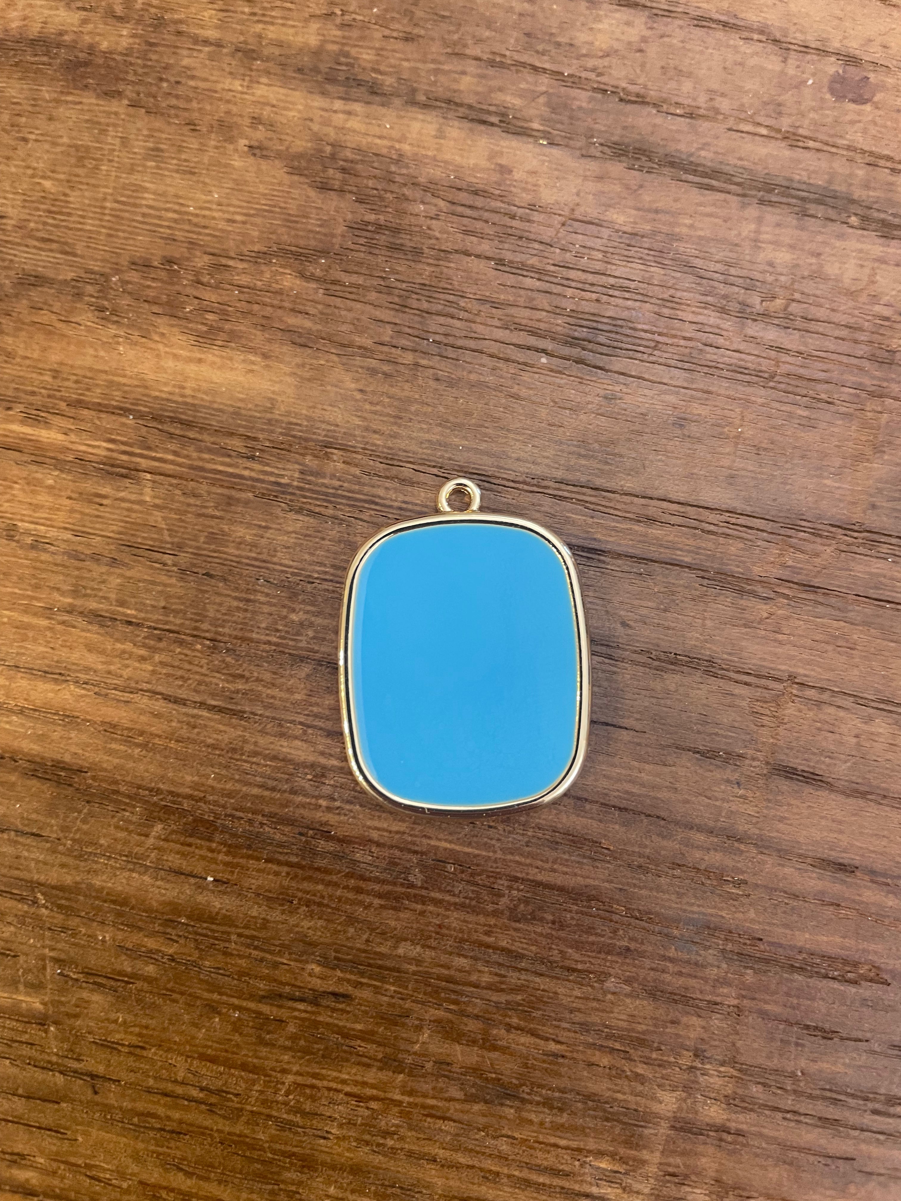 COLLIER AVEC PLAQUE À LETTRE COULÉE ET COURONNE