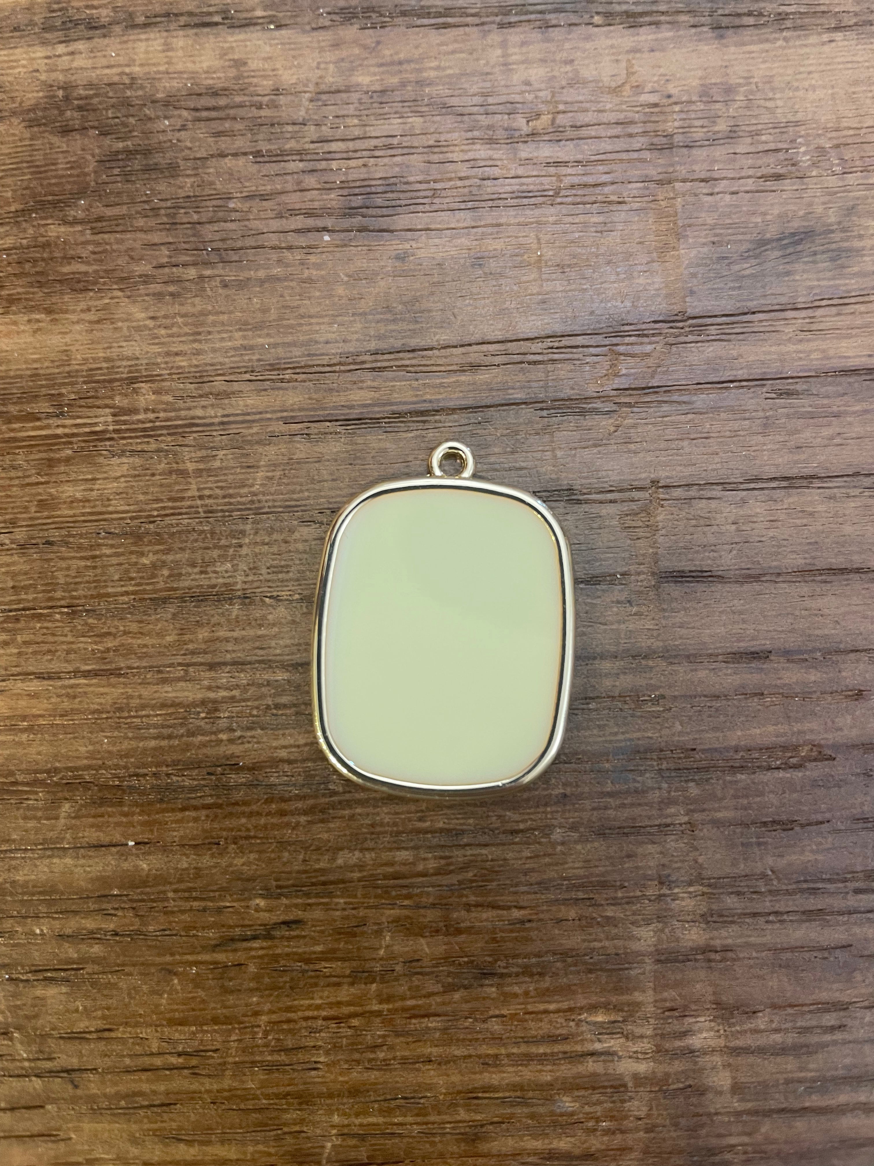 COLLIER AVEC PLAQUE À LETTRE COULÉE ET COURONNE