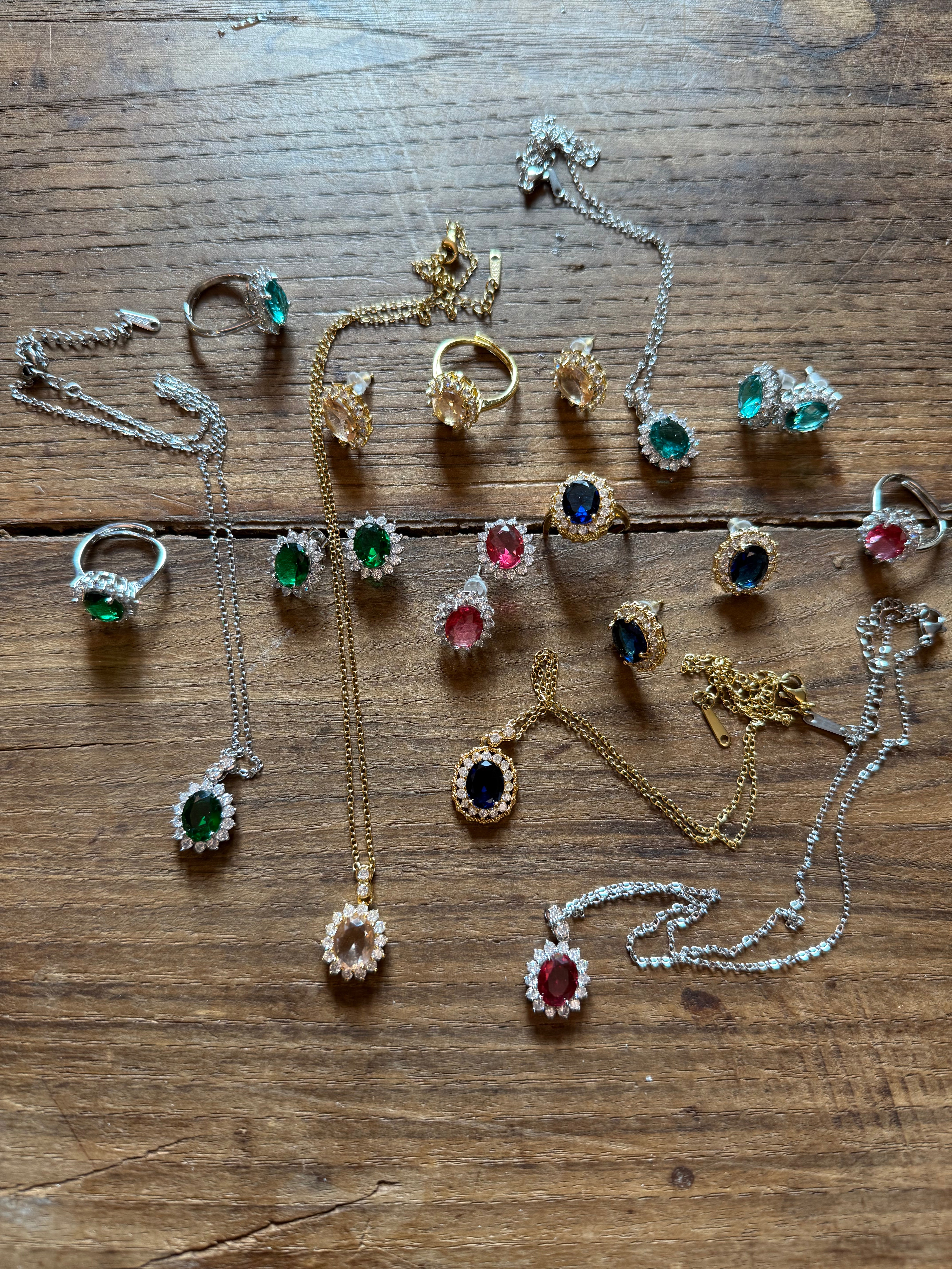 OMAGGIO: Anello/ciondolo/orecchini (in scelta casuale)