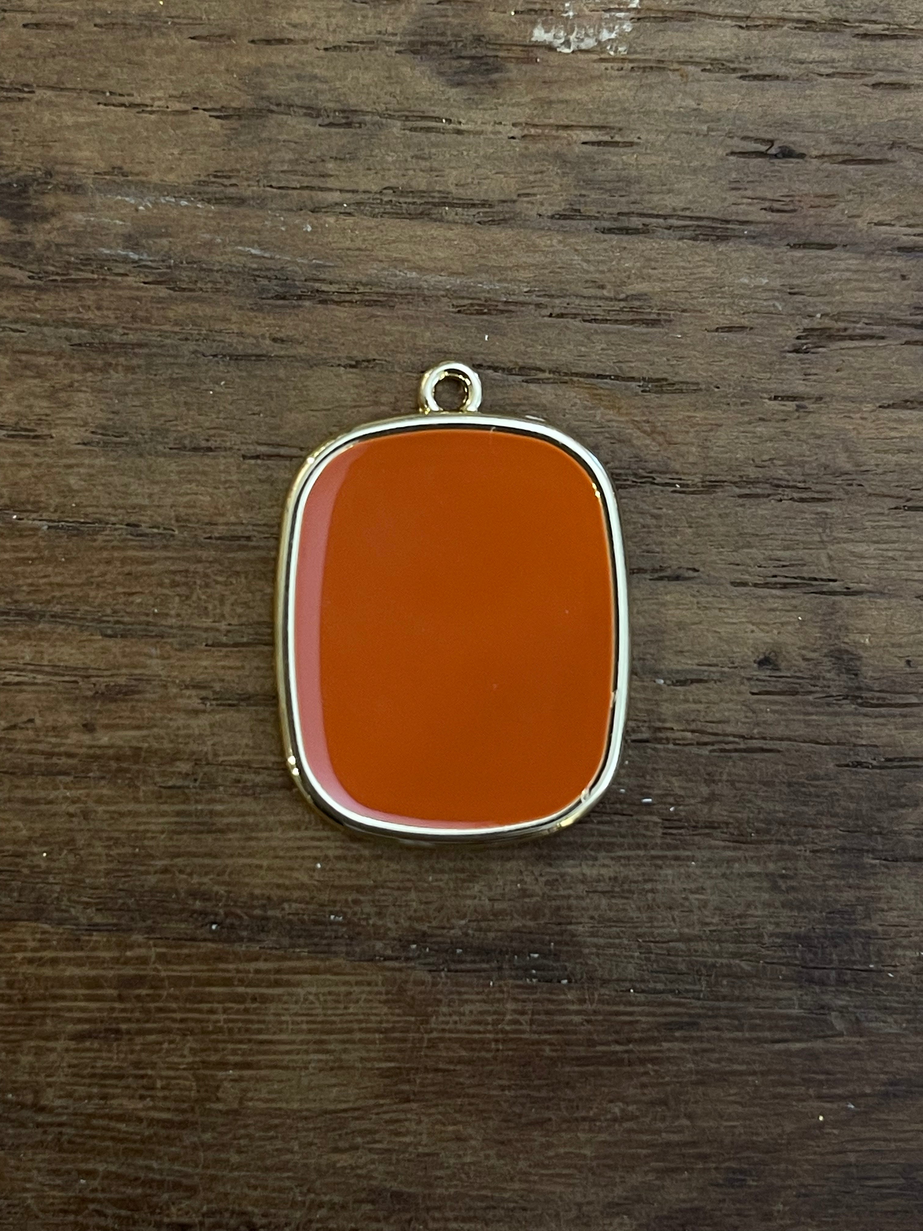 COLLANA CON PIASTRINA COLORATA LETTERA E CORONA/SIMBOLO/NUMERO