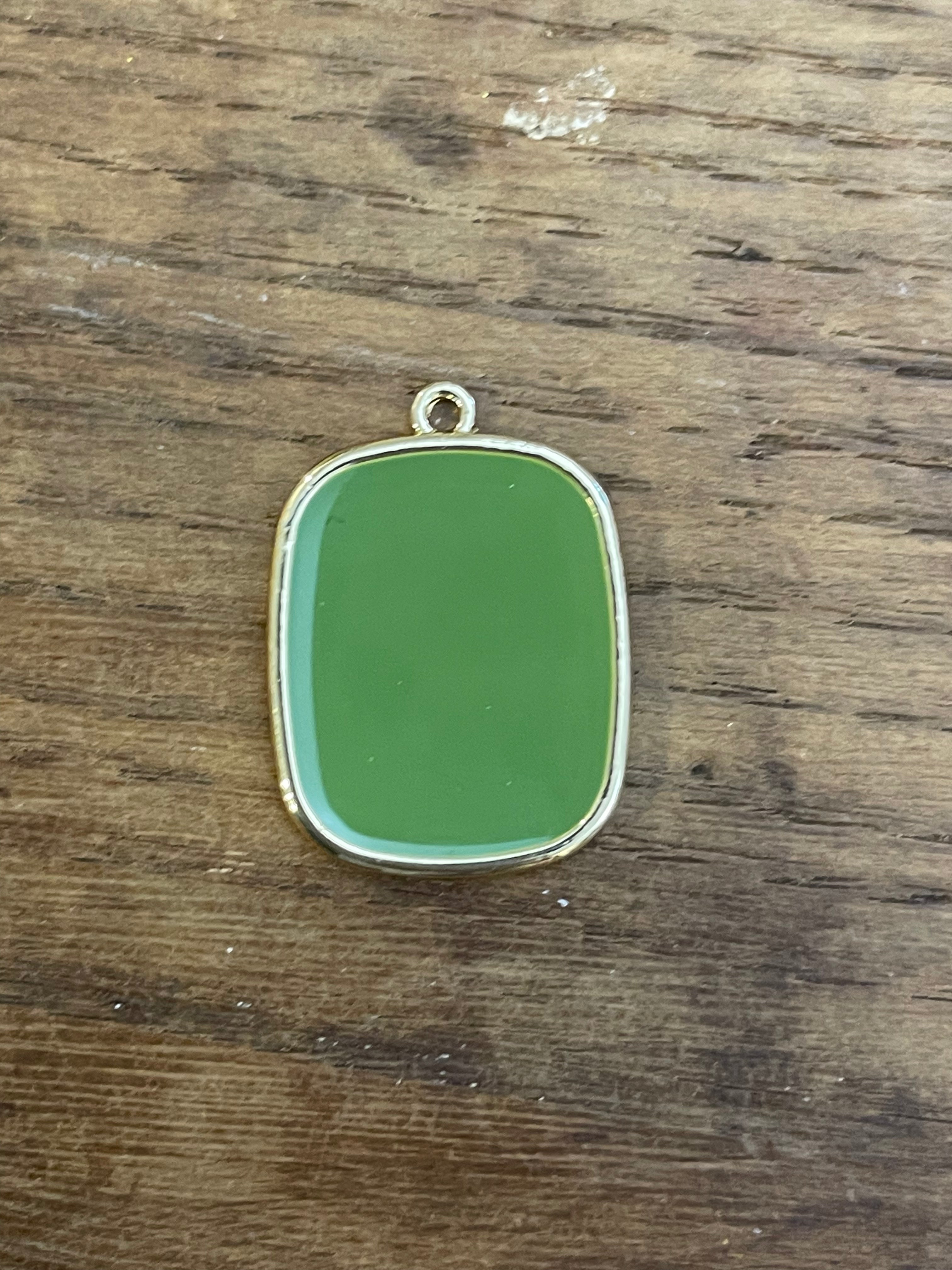 COLLANA CON PIASTRINA COLORATA LETTERA E CORONA/SIMBOLO/NUMERO
