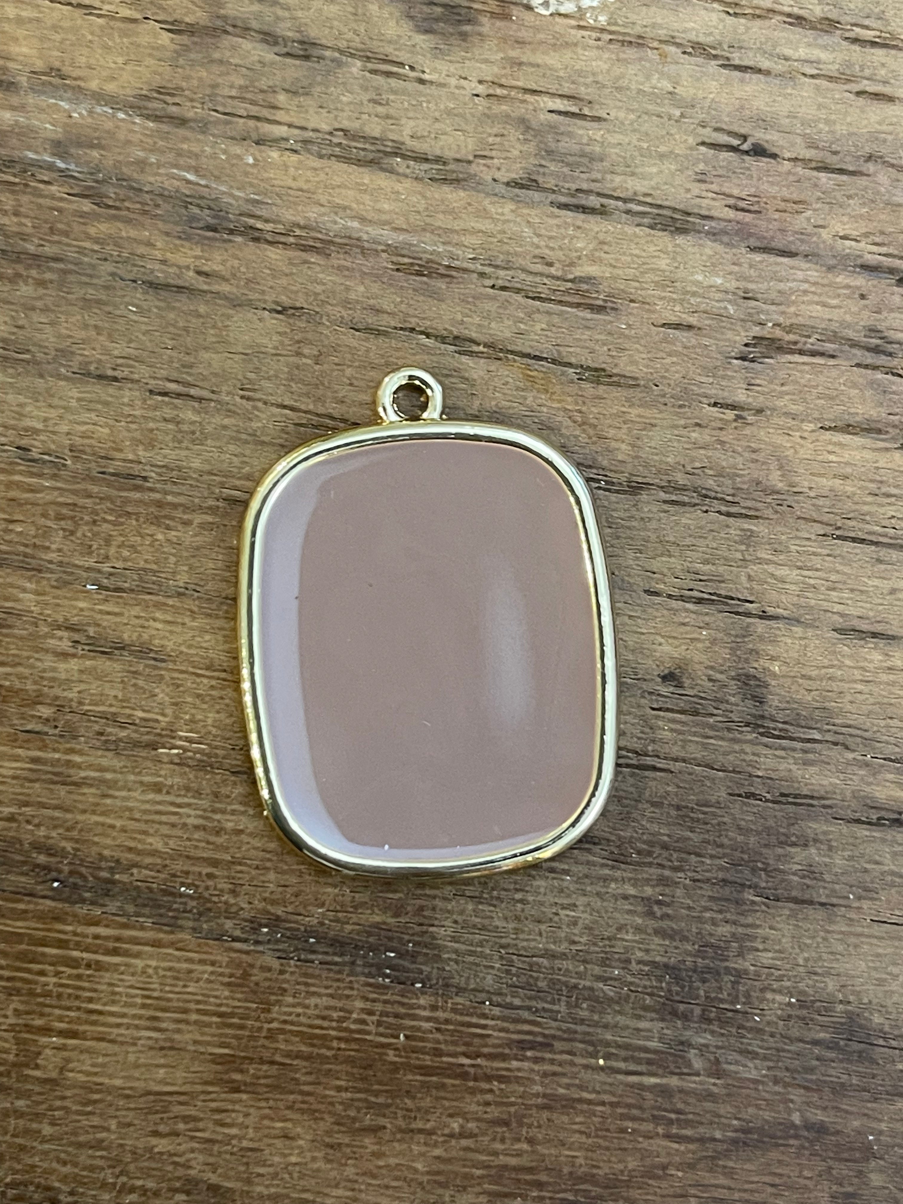 COLLANA CON PIASTRINA COLORATA LETTERA E CORONA/SIMBOLO/NUMERO