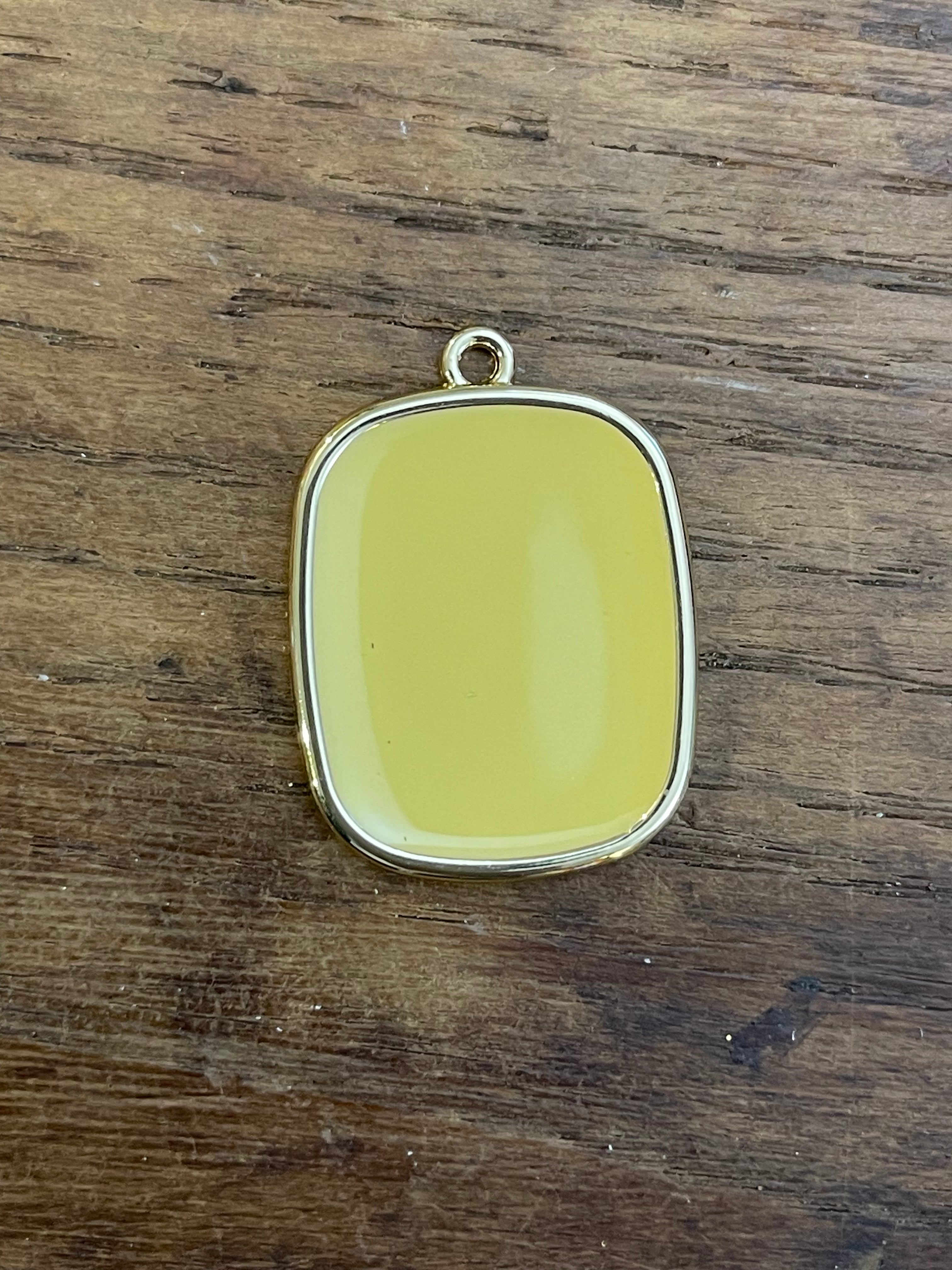 COLLANA CON PIASTRINA COLORATA LETTERA E CORONA/SIMBOLO/NUMERO