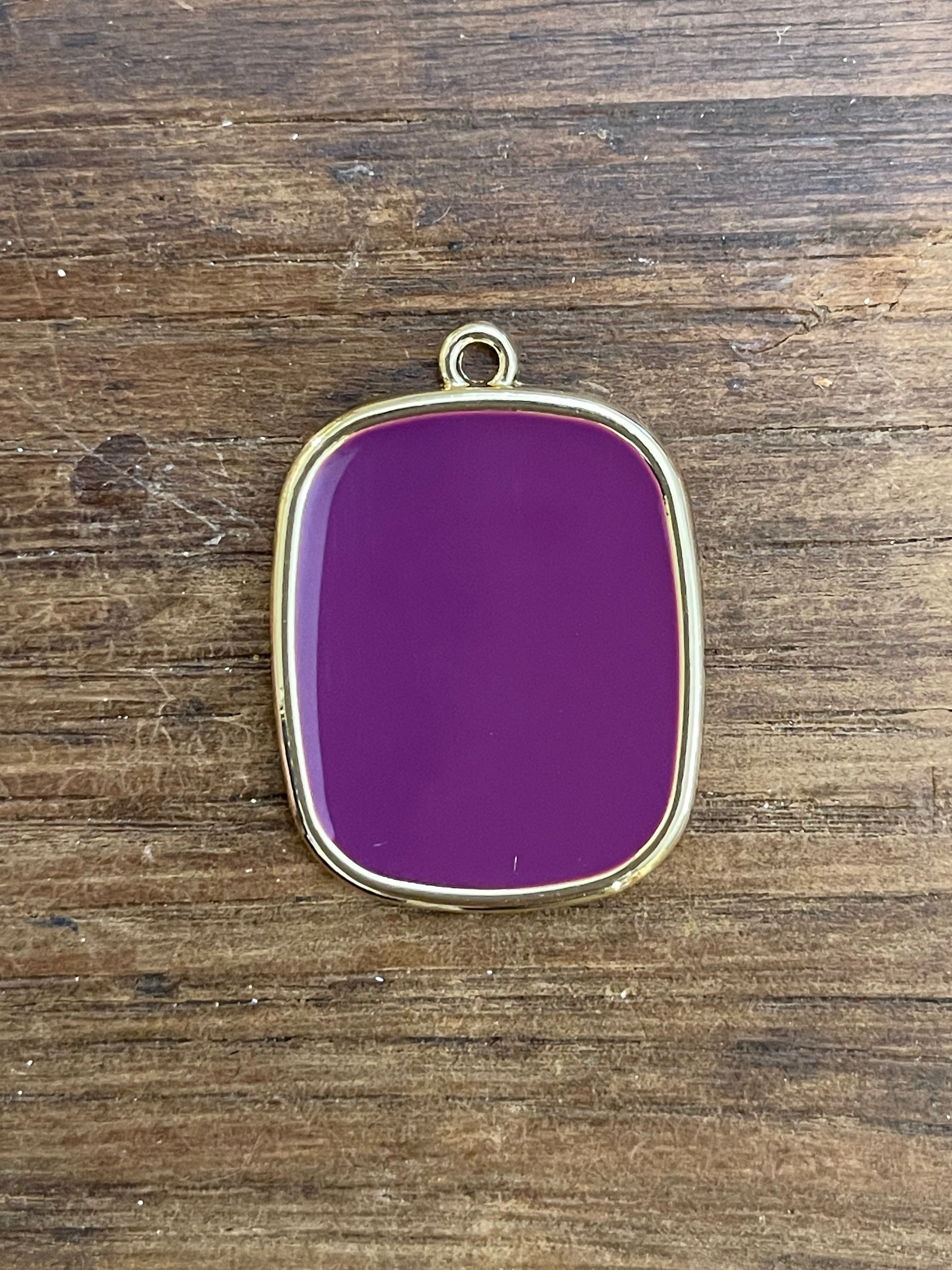 COLLANA CON PIASTRINA COLORATA LETTERA E CORONA/SIMBOLO/NUMERO