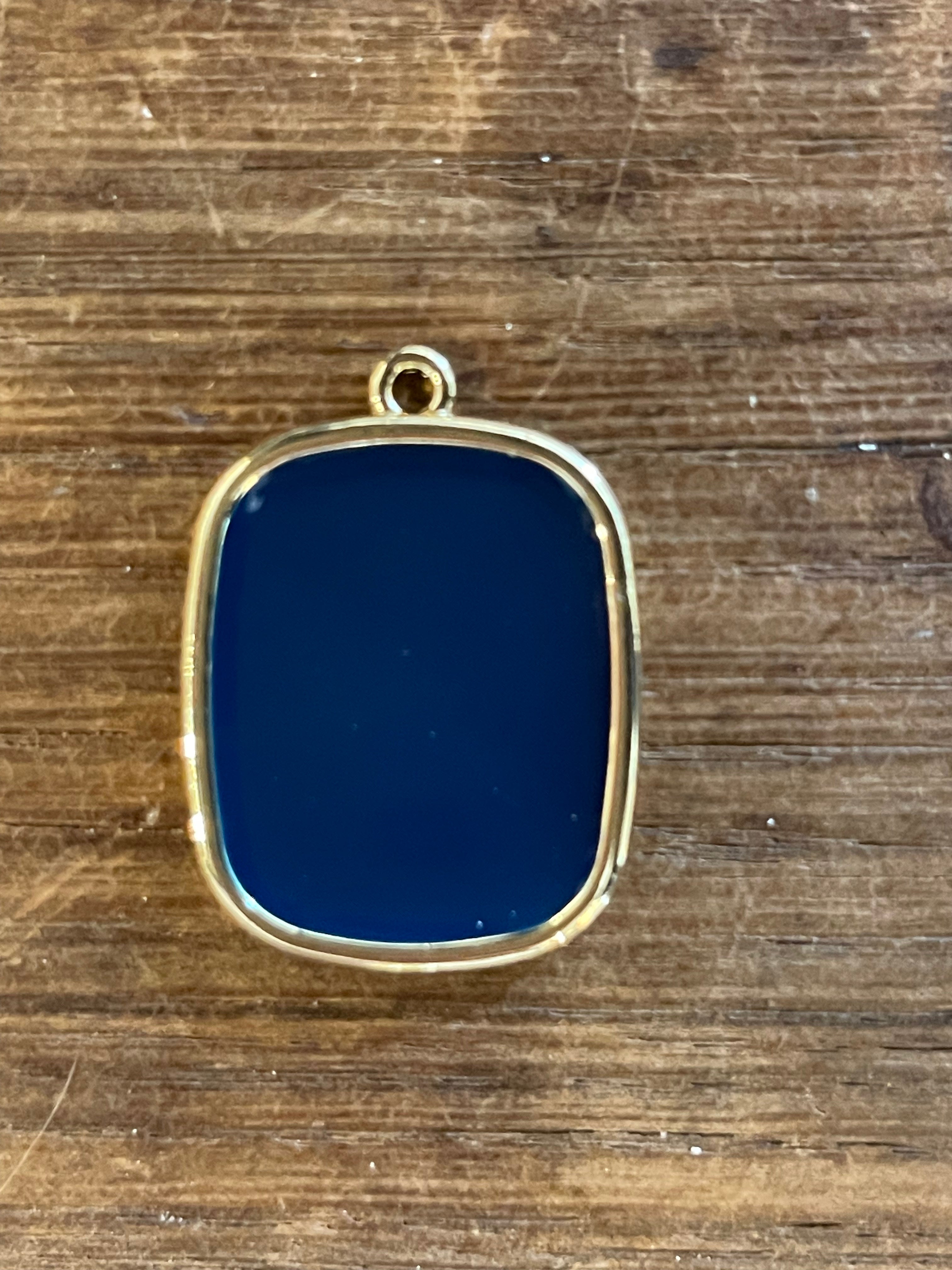 COLLIER AVEC PLAQUE À LETTRE COULÉE ET COURONNE