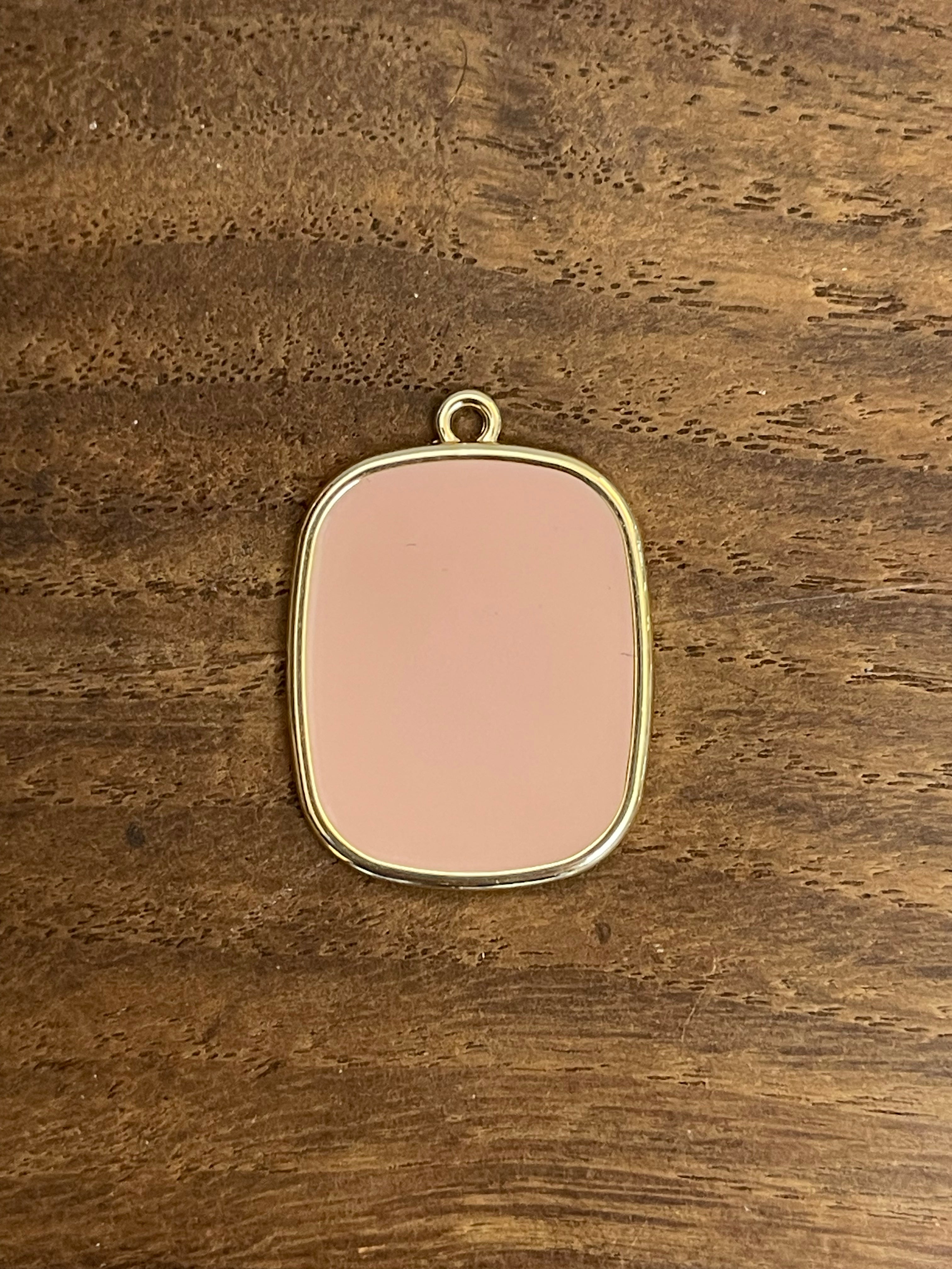 COLLANA CON PIASTRINA COLORATA LETTERA E CORONA/SIMBOLO/NUMERO