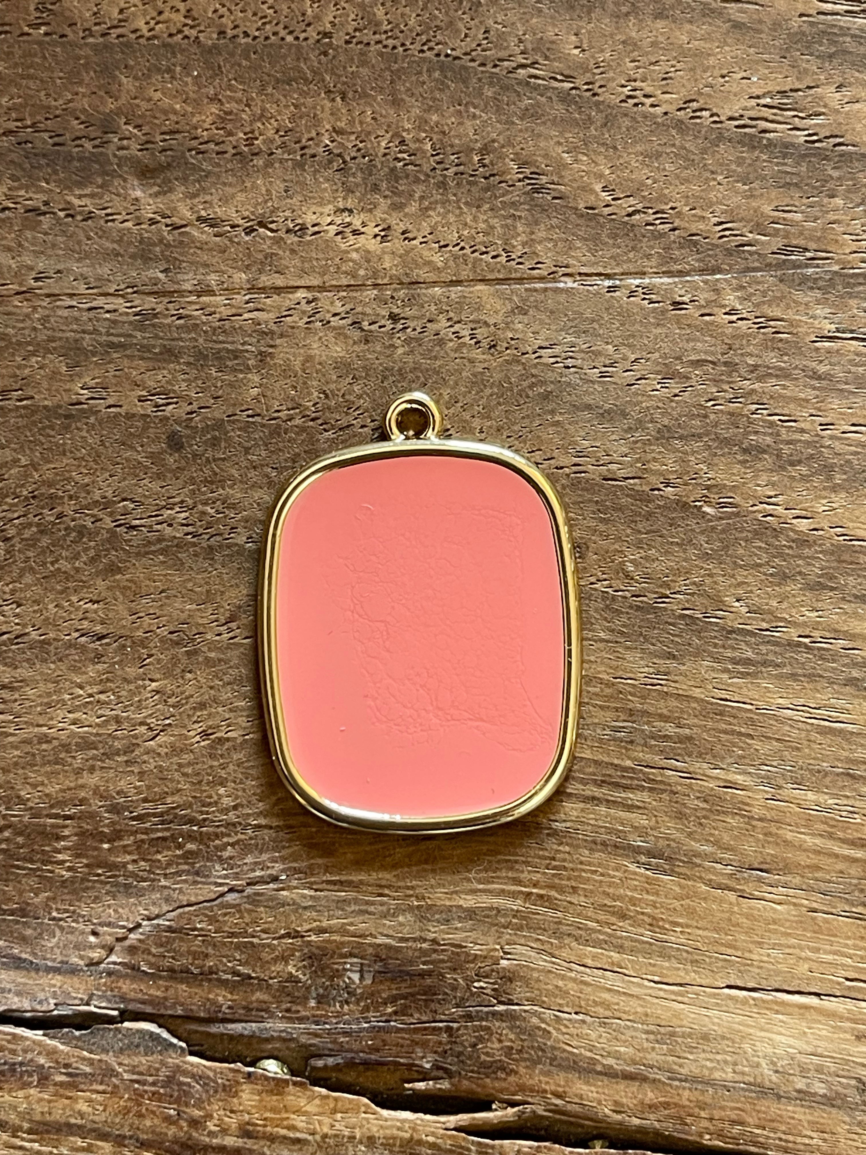 COLLANA CON PIASTRINA COLORATA LETTERA E CORONA/SIMBOLO/NUMERO