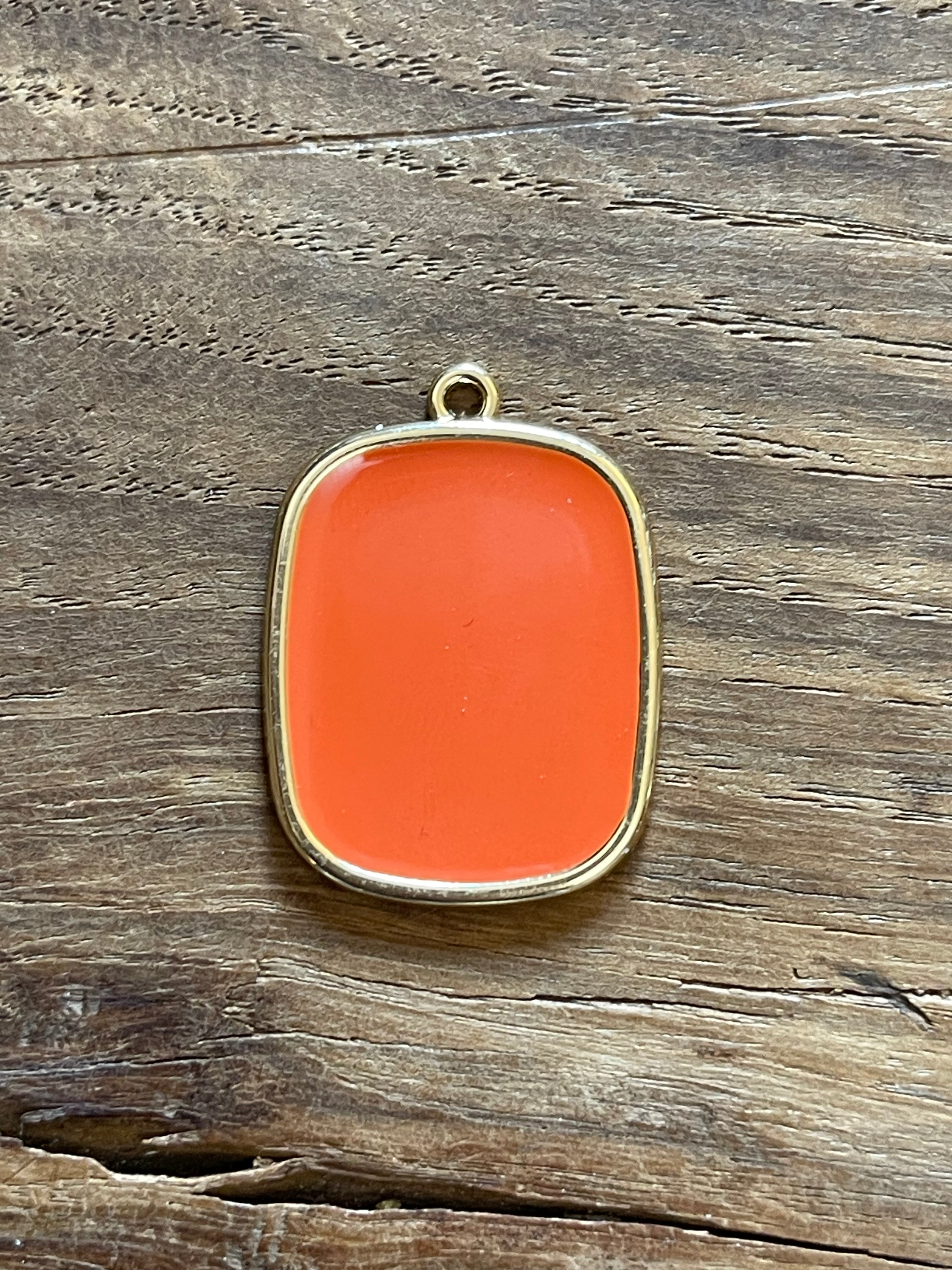 COLLANA CON PIASTRINA COLORATA LETTERA E CORONA/SIMBOLO/NUMERO
