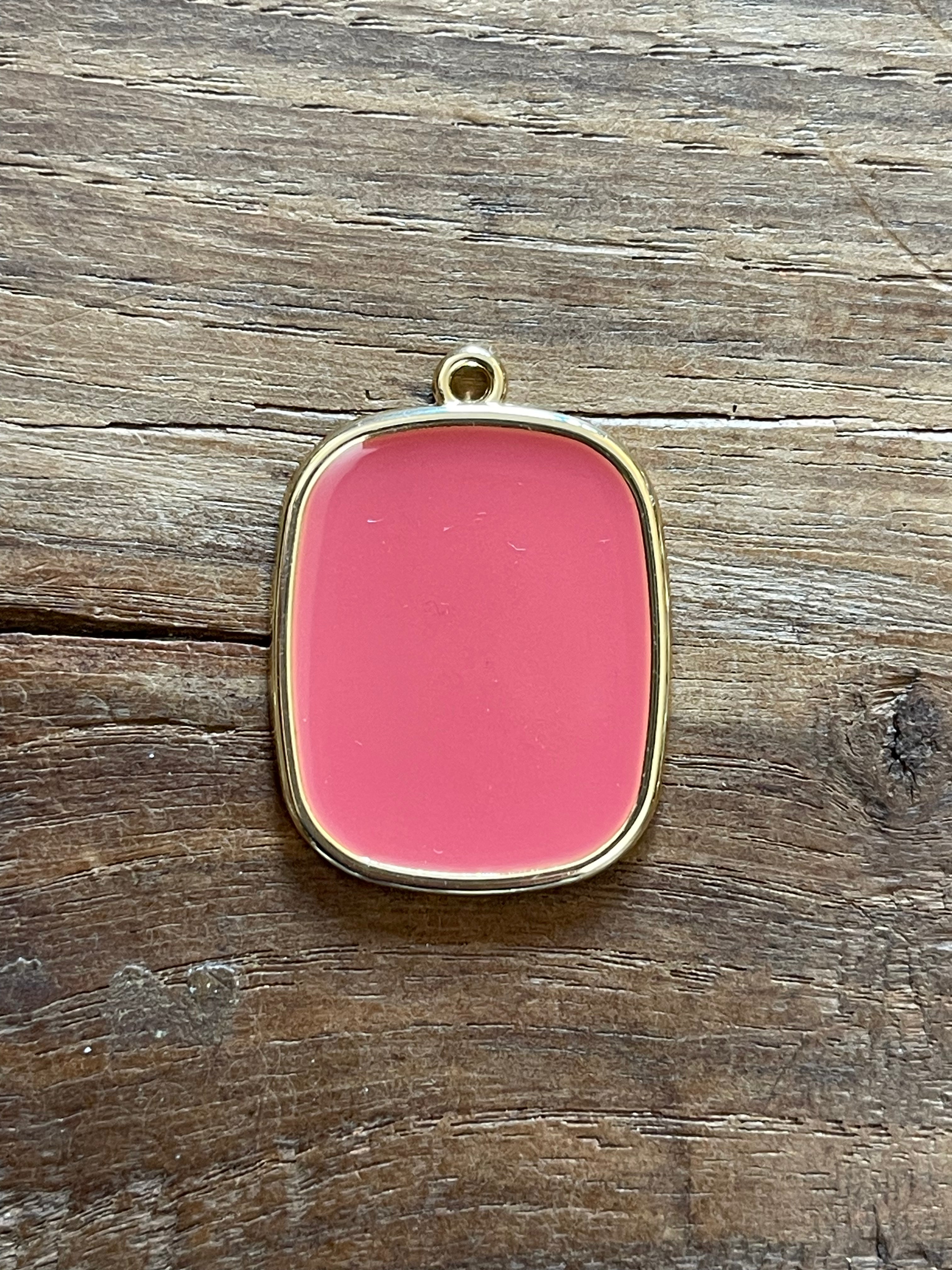 COLLANA CON PIASTRINA COLORATA LETTERA E CORONA/SIMBOLO/NUMERO