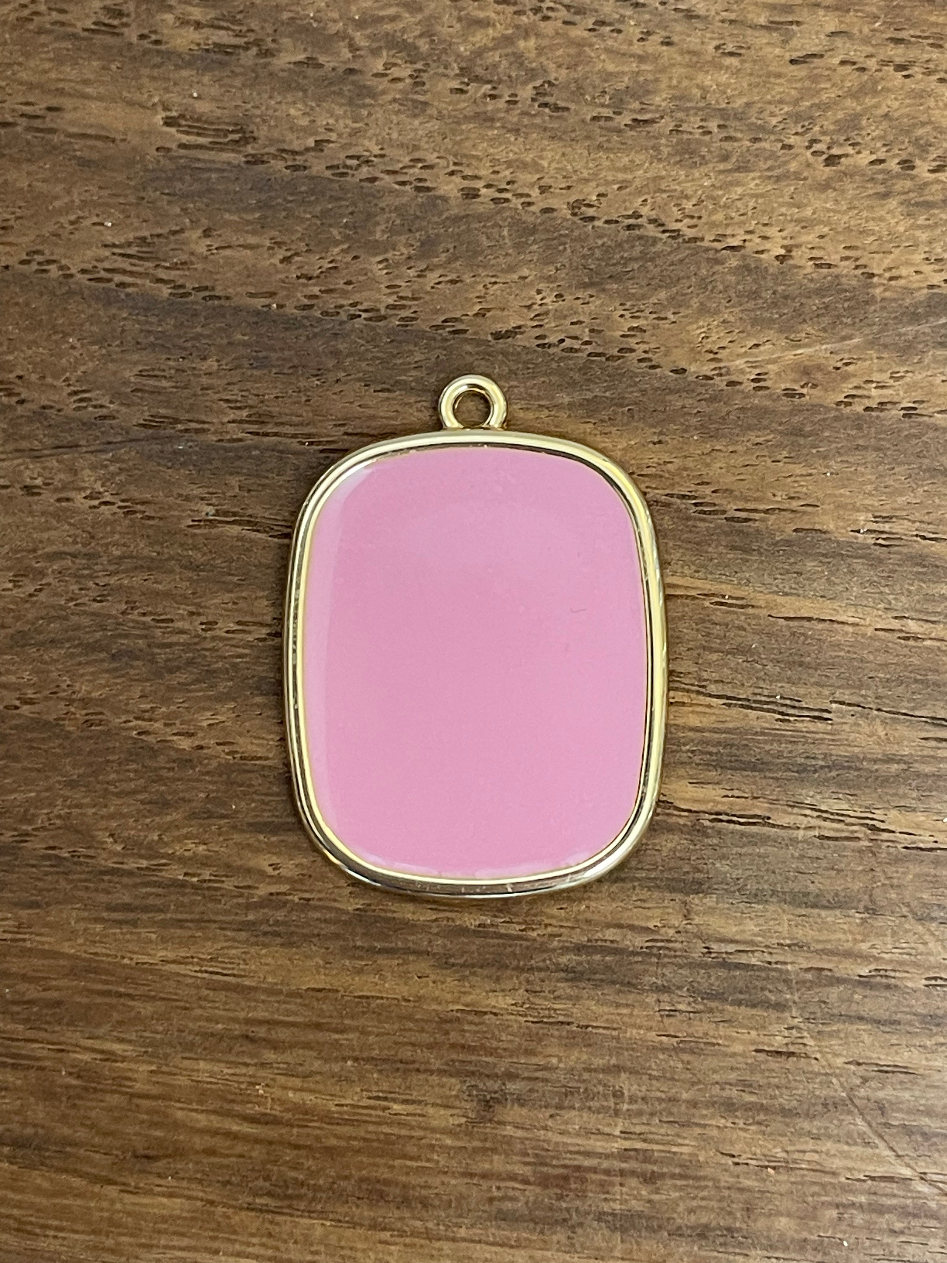 COLLANA CON PIASTRINA COLORATA LETTERA E CORONA/SIMBOLO/NUMERO