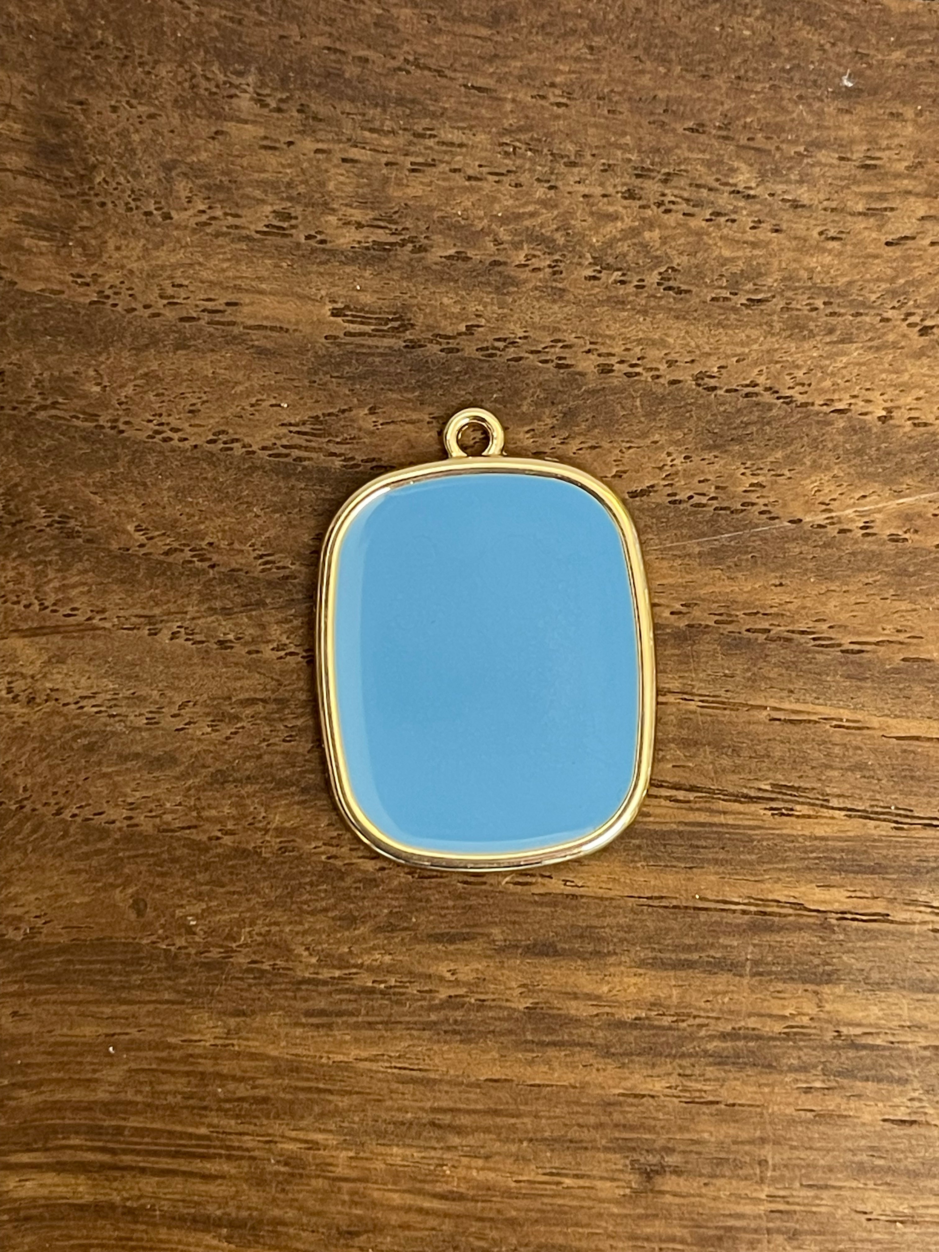 COLLANA CON PIASTRINA COLORATA LETTERA E CORONA/SIMBOLO/NUMERO