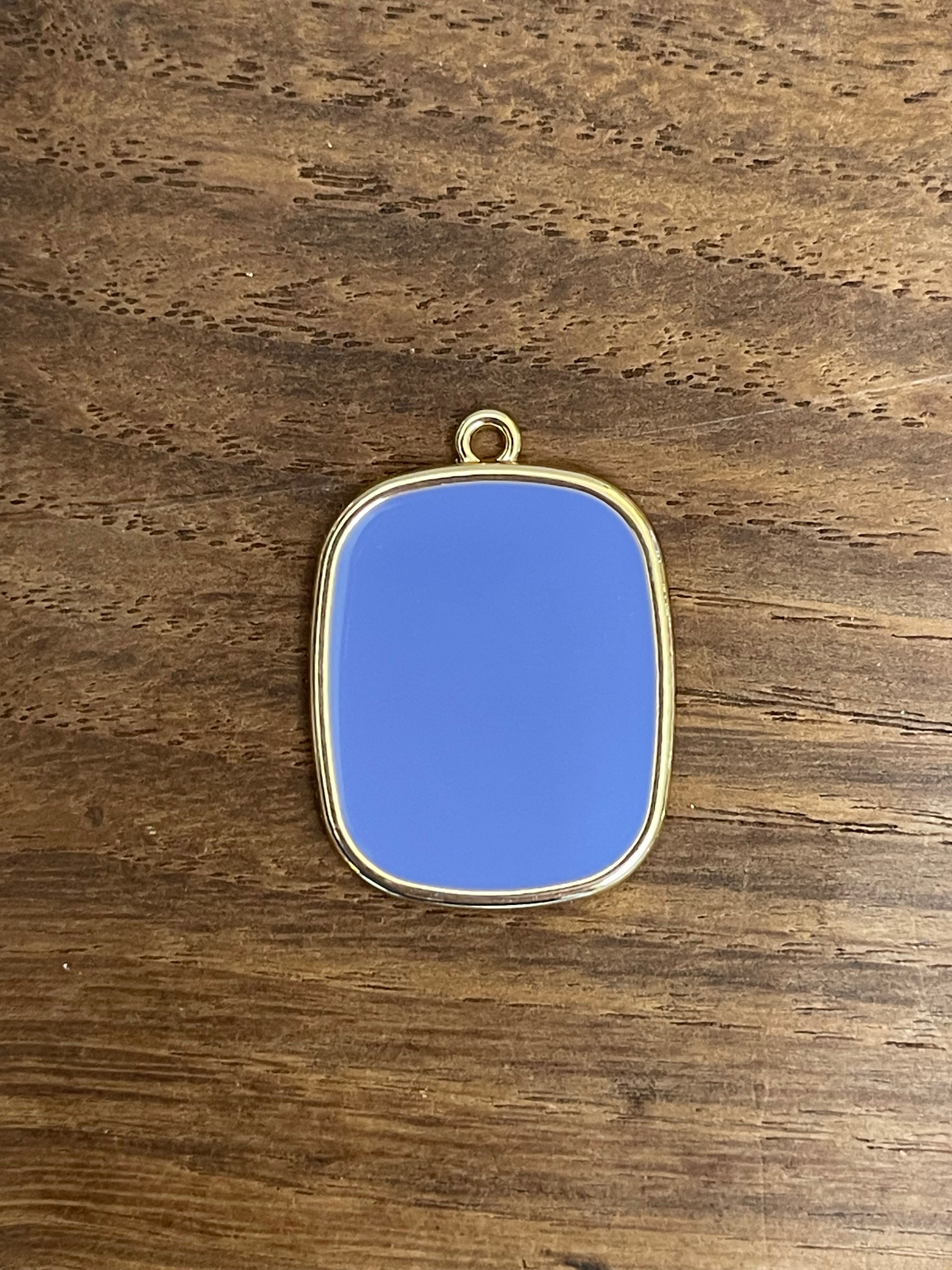 COLLANA CON PIASTRINA COLORATA LETTERA E CORONA/SIMBOLO/NUMERO