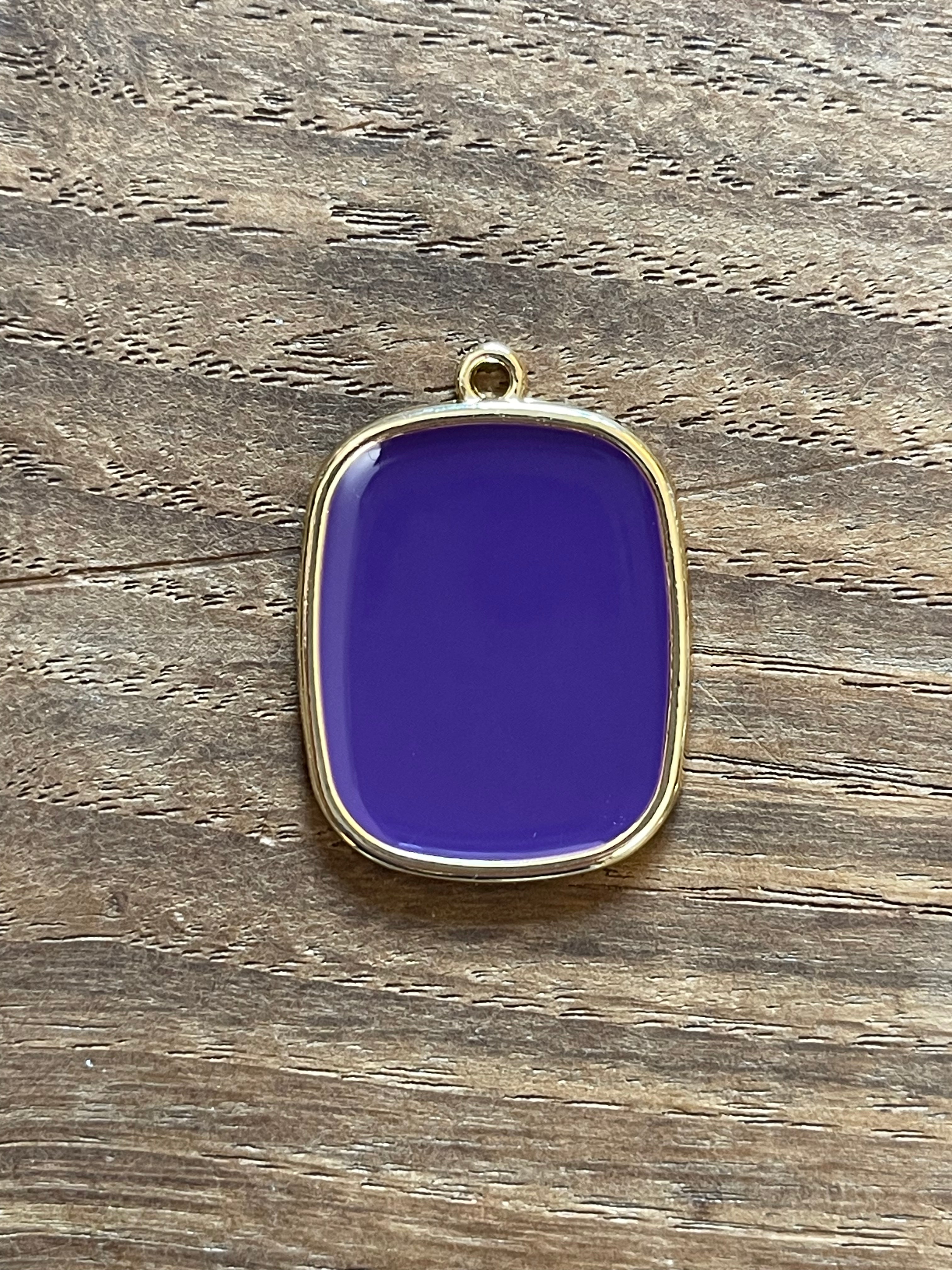COLLANA CON PIASTRINA COLORATA LETTERA E CORONA/SIMBOLO/NUMERO