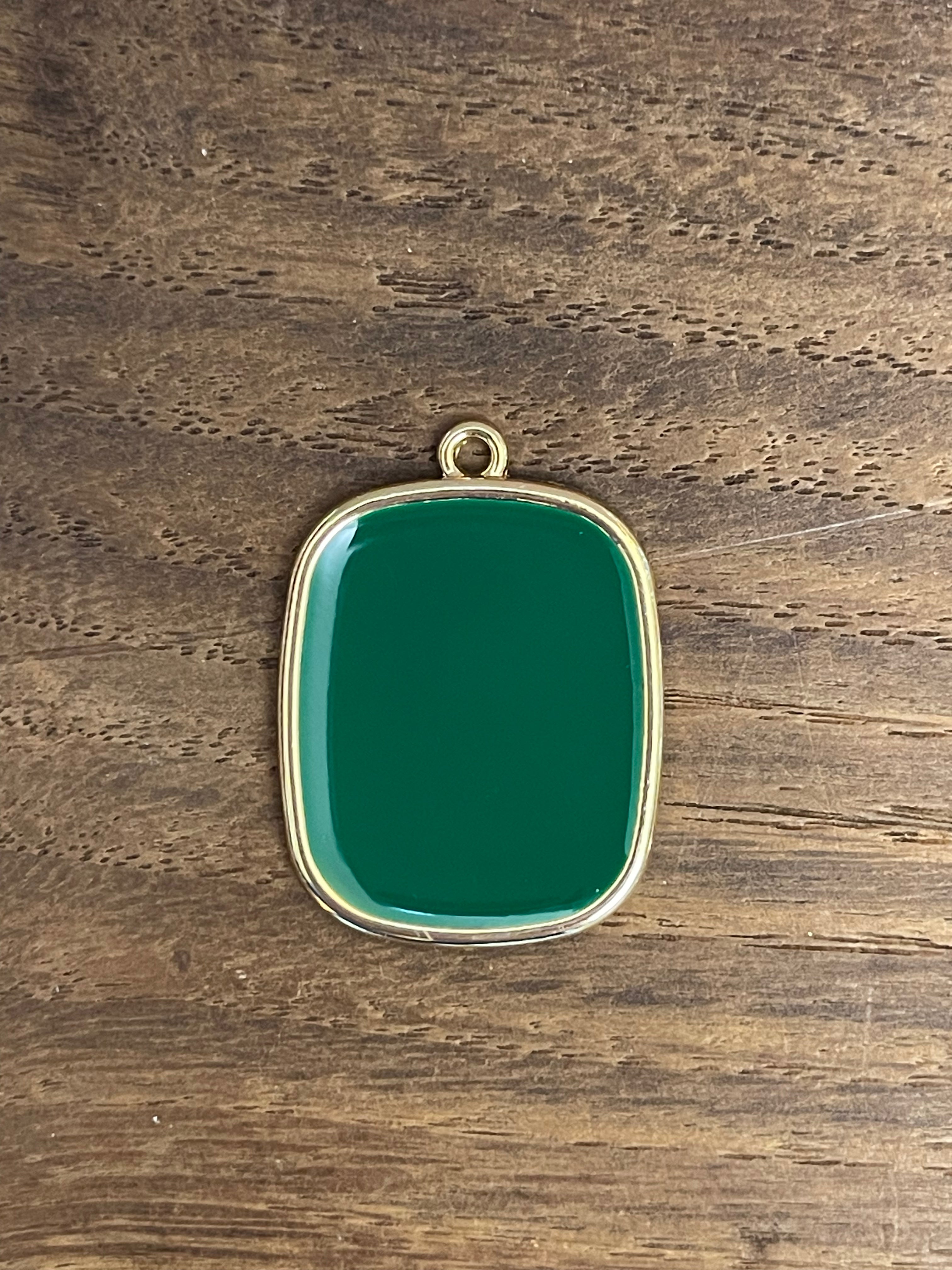COLLANA CON PIASTRINA COLORATA LETTERA E CORONA/SIMBOLO/NUMERO