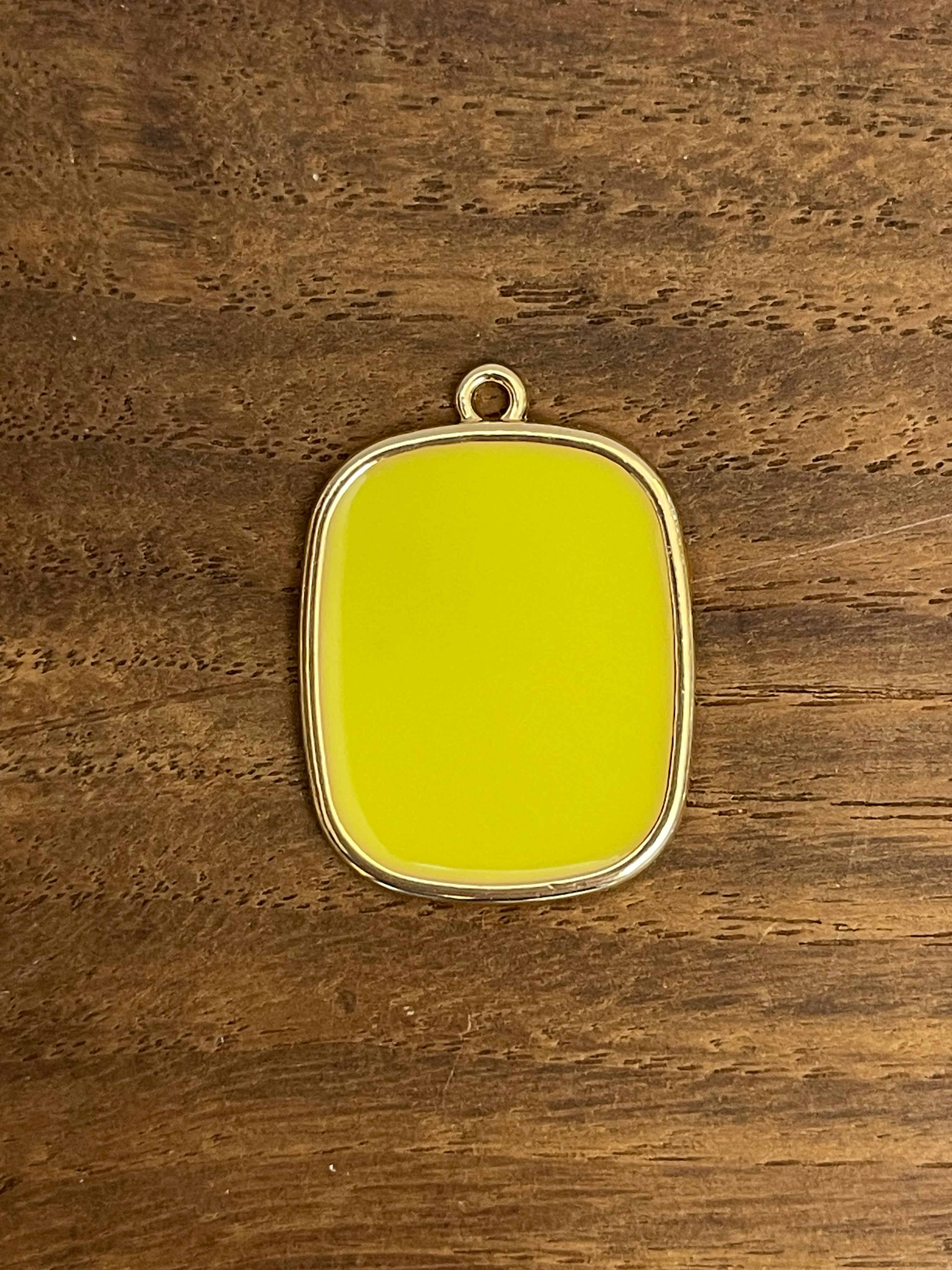 COLLANA CON PIASTRINA COLORATA LETTERA E CORONA/SIMBOLO/NUMERO