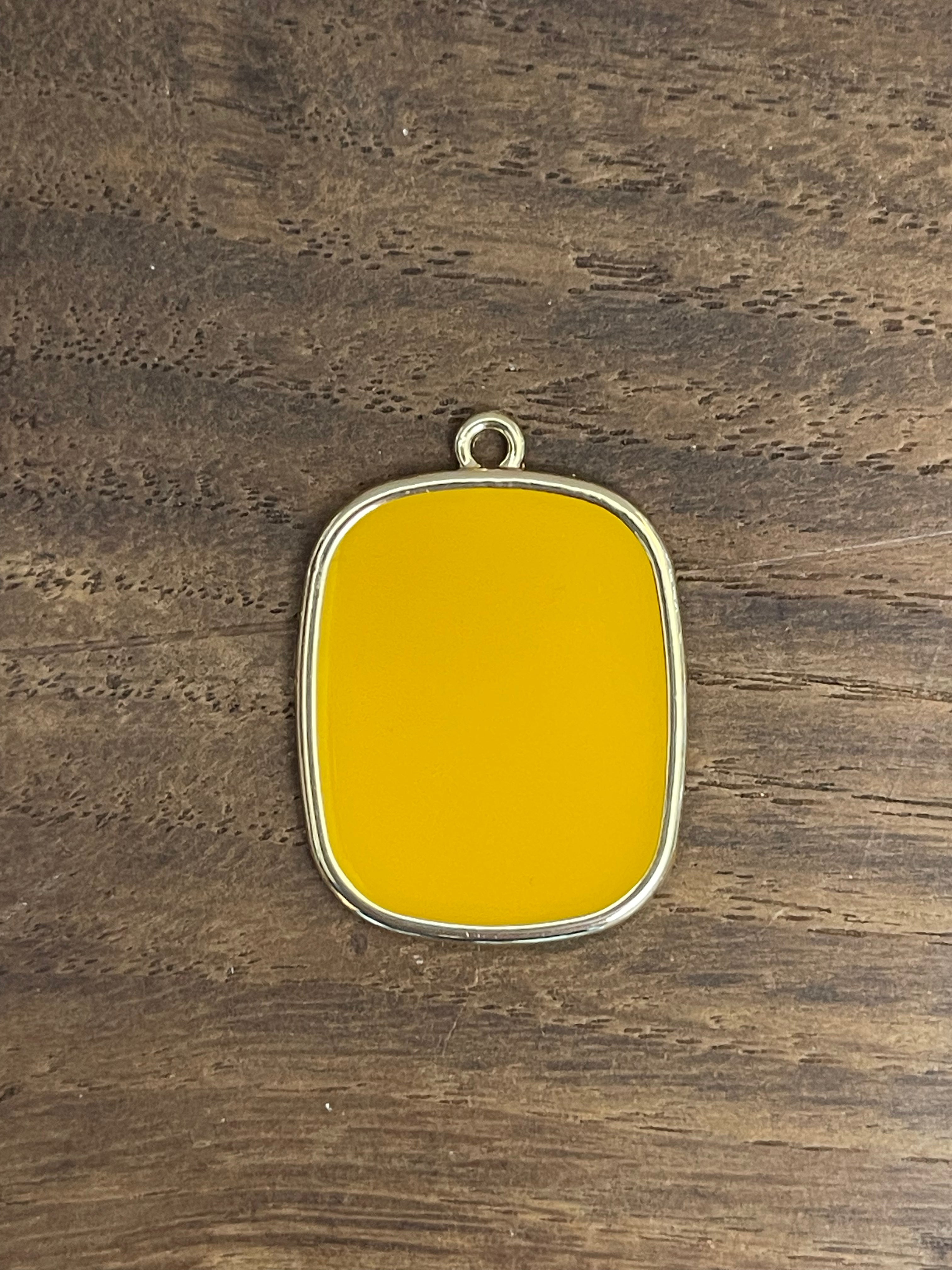 COLLANA CON PIASTRINA COLORATA LETTERA E CORONA/SIMBOLO/NUMERO