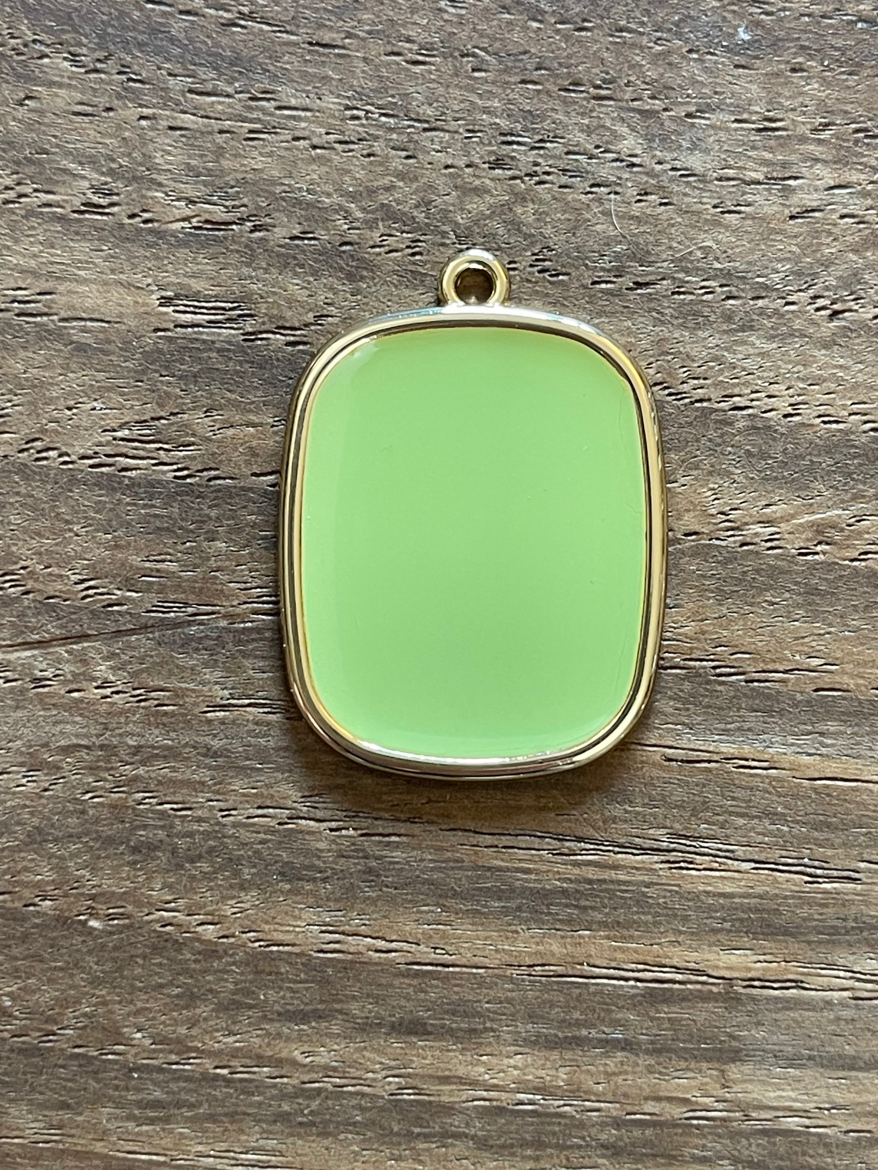 COLLANA CON PIASTRINA COLORATA LETTERA E CORONA/SIMBOLO/NUMERO