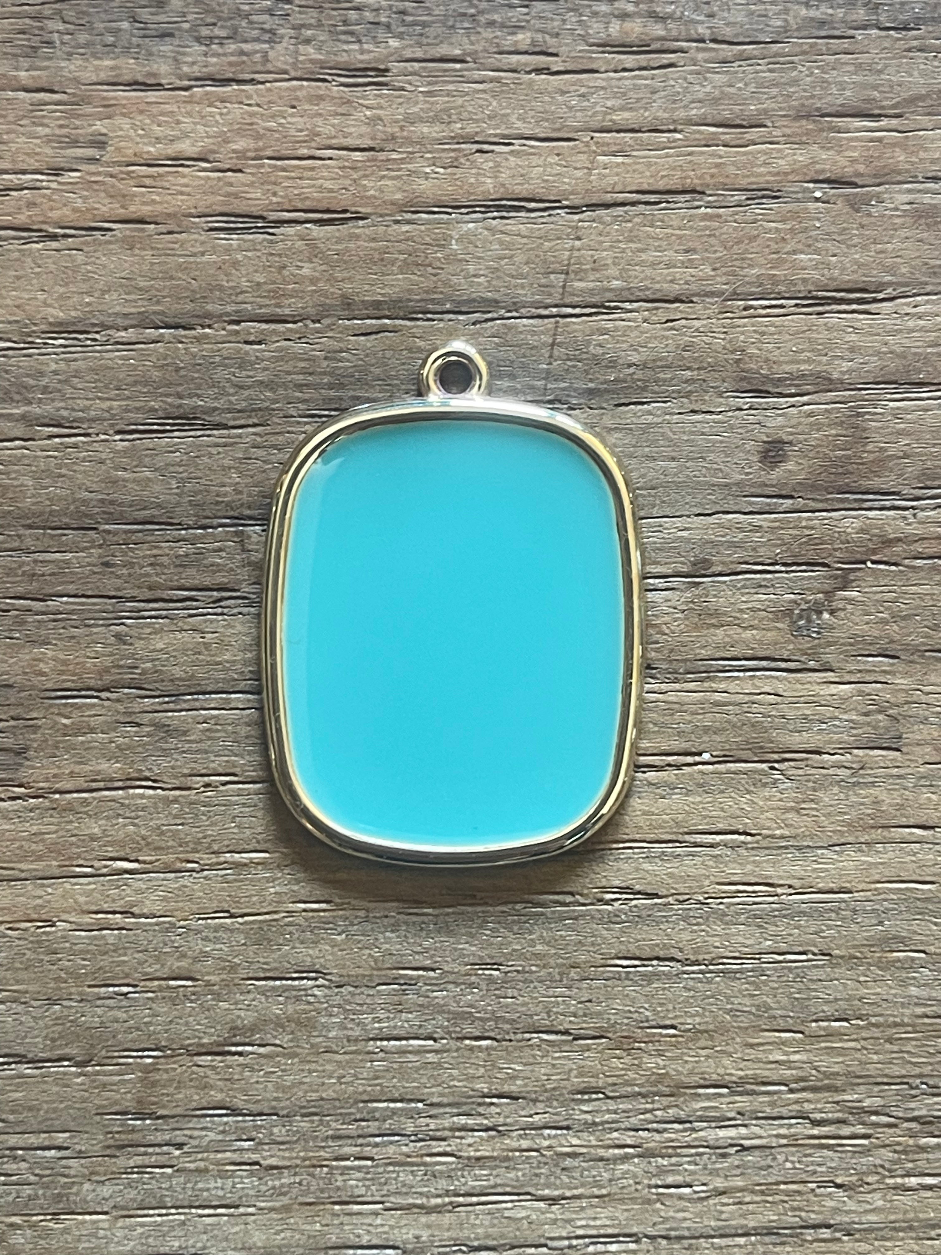 COLLANA CON PIASTRINA COLORATA LETTERA E CORONA/SIMBOLO/NUMERO