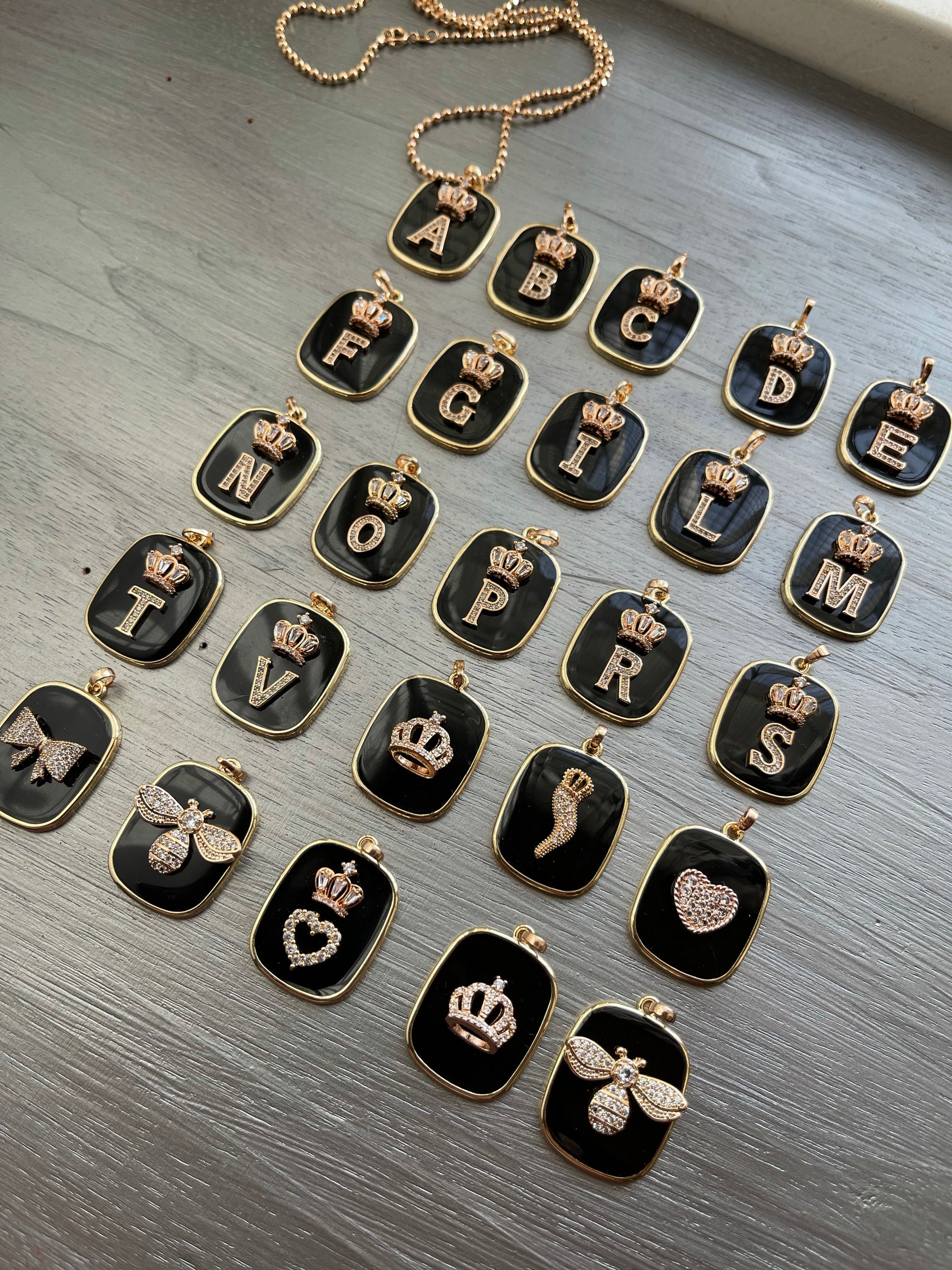 COLLANA CON PIASTRINA NERA LETTERA/NUMERO