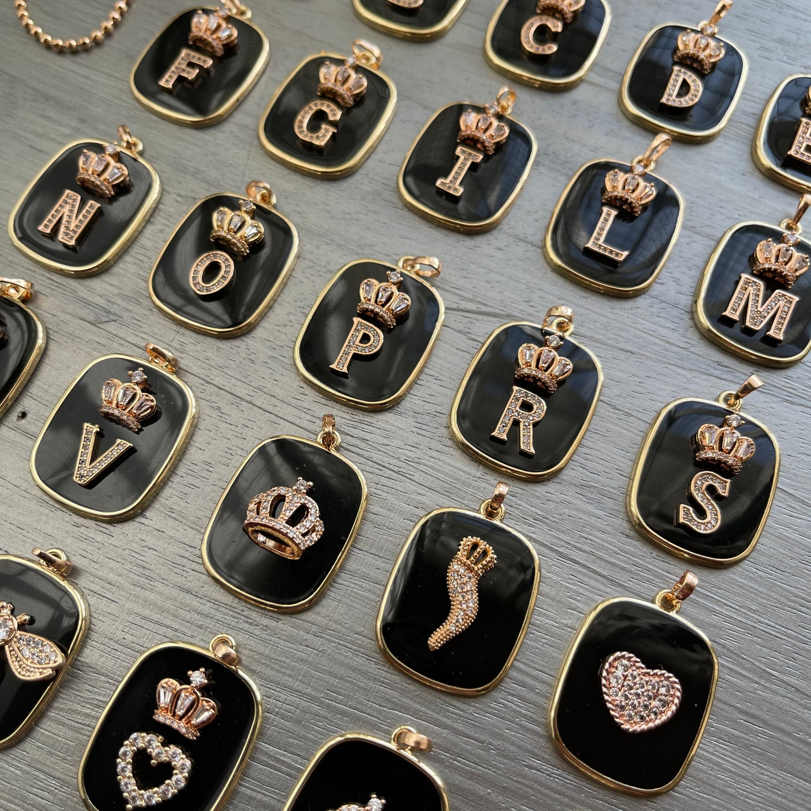 COLLANA CON PIASTRINA NERA LETTERA/NUMERO
