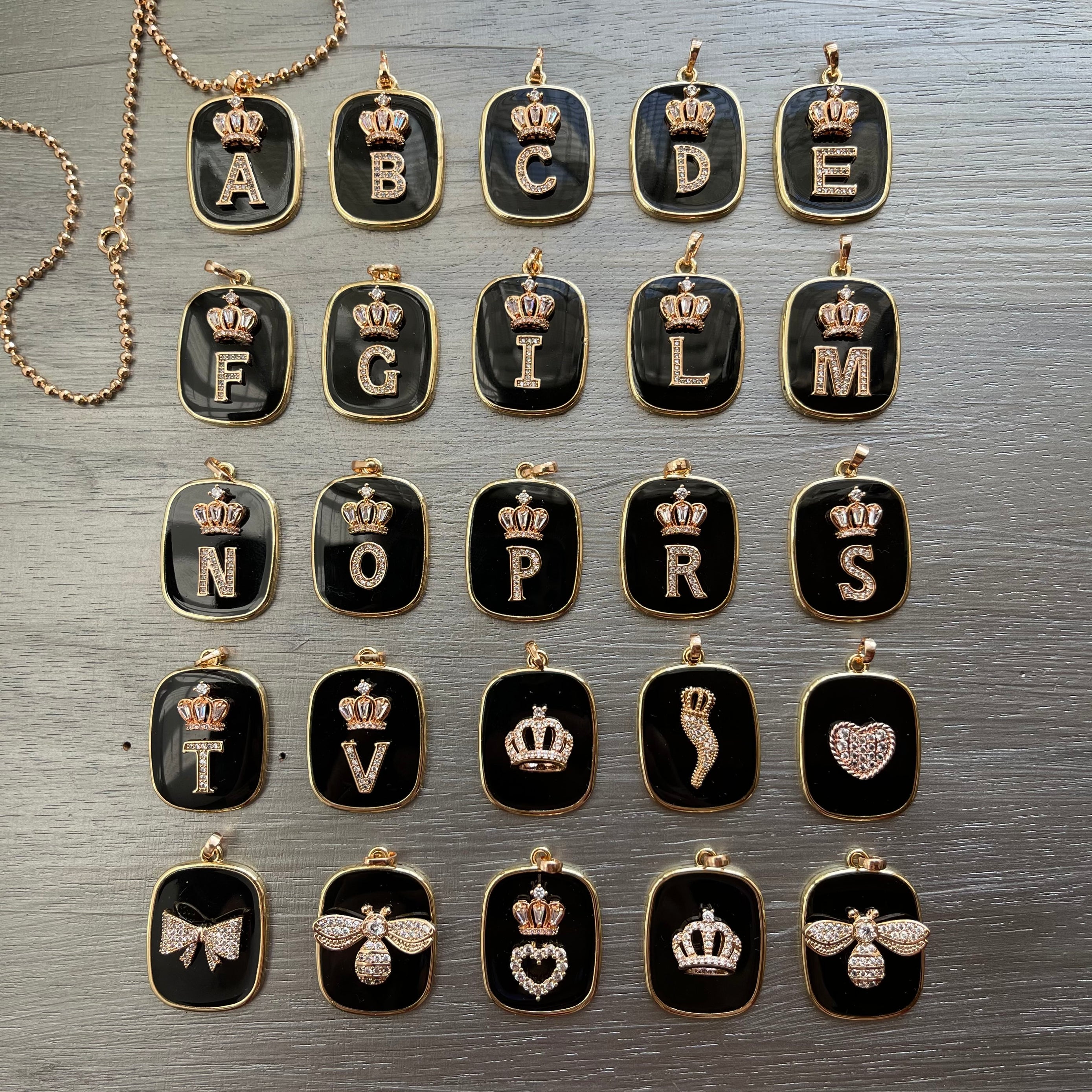 COLLANA CON PIASTRINA NERA LETTERA/NUMERO