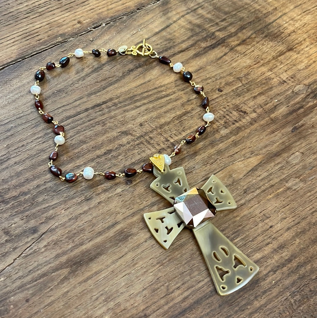 CRUCIFIX PERLE ET OEIL DE TIGRE