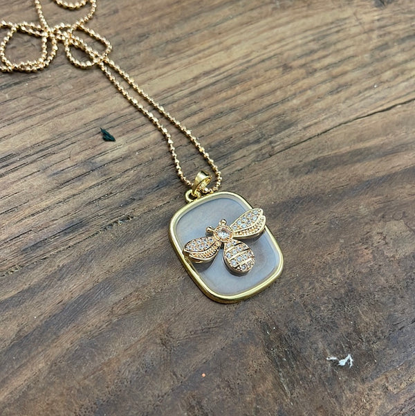 PLATE NECKLACE WITH BEE