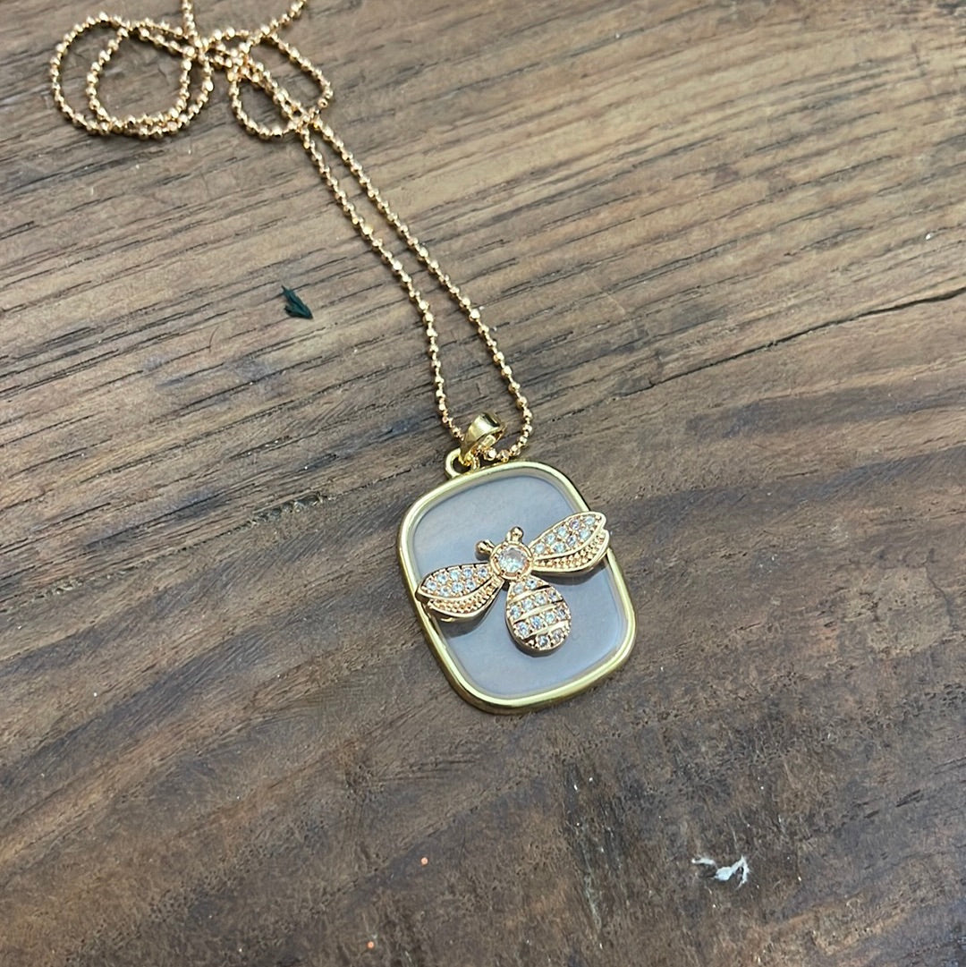 PLATE NECKLACE WITH BEE