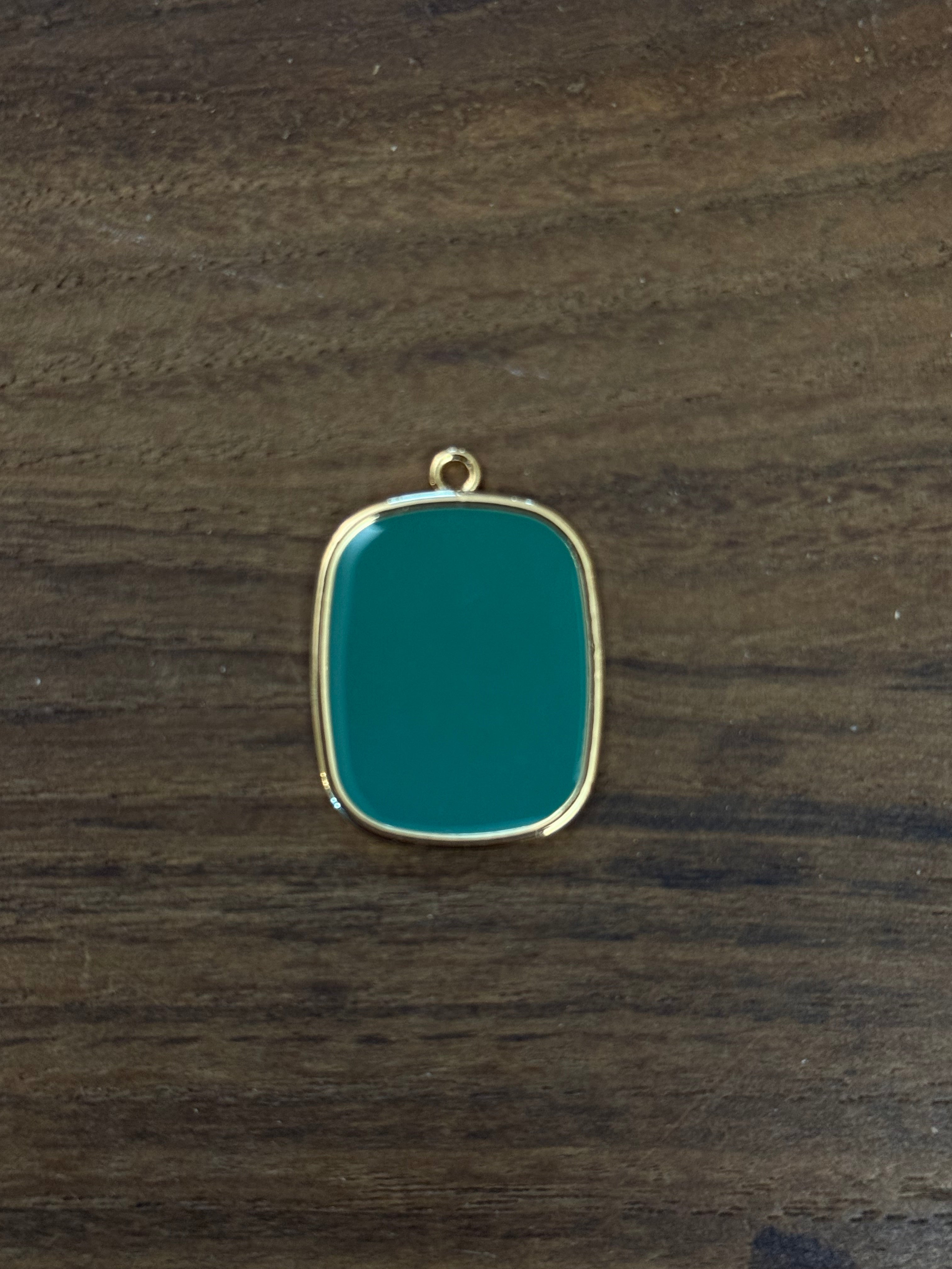 COLLIER AVEC PLAQUE À LETTRE COULÉE ET COURONNE