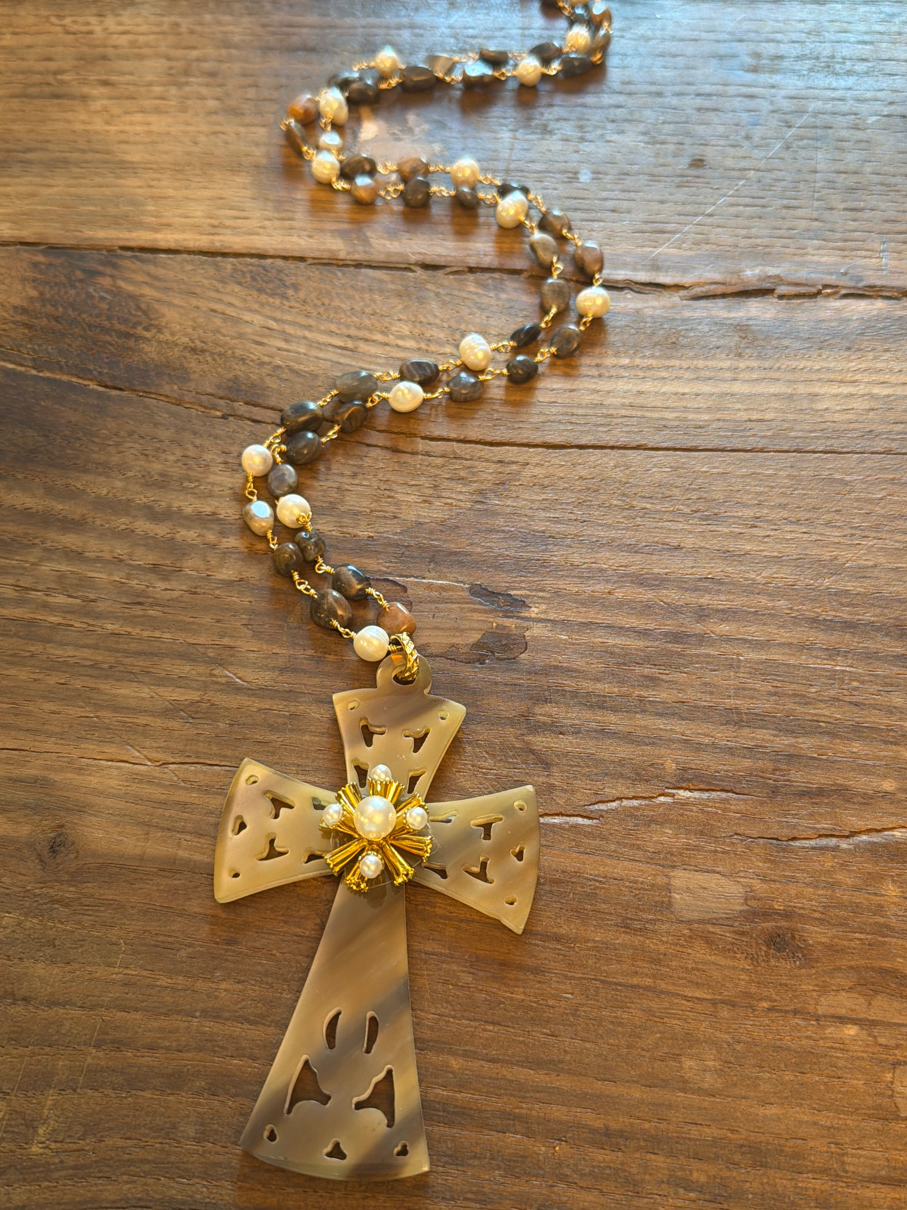 CROCEFISSO con rosario di perle