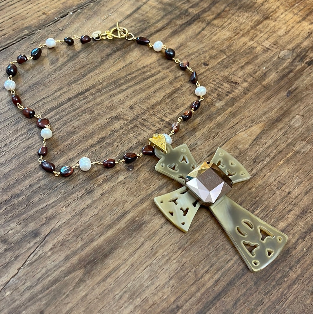 CRUCIFIX PERLE ET OEIL DE TIGRE