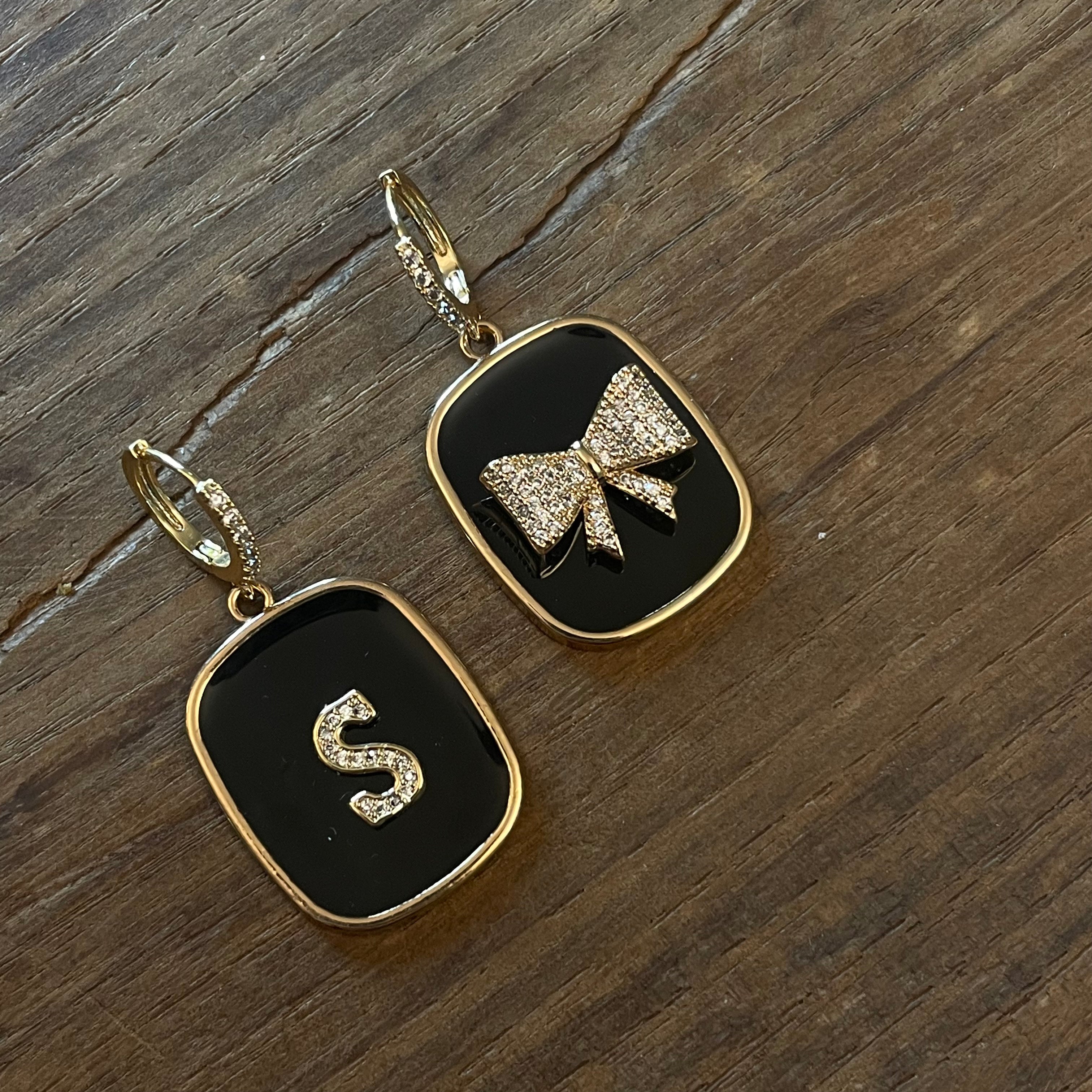 BOUCLES D'OREILLES PLAQUE NOIRE avec lettres et NŒUD