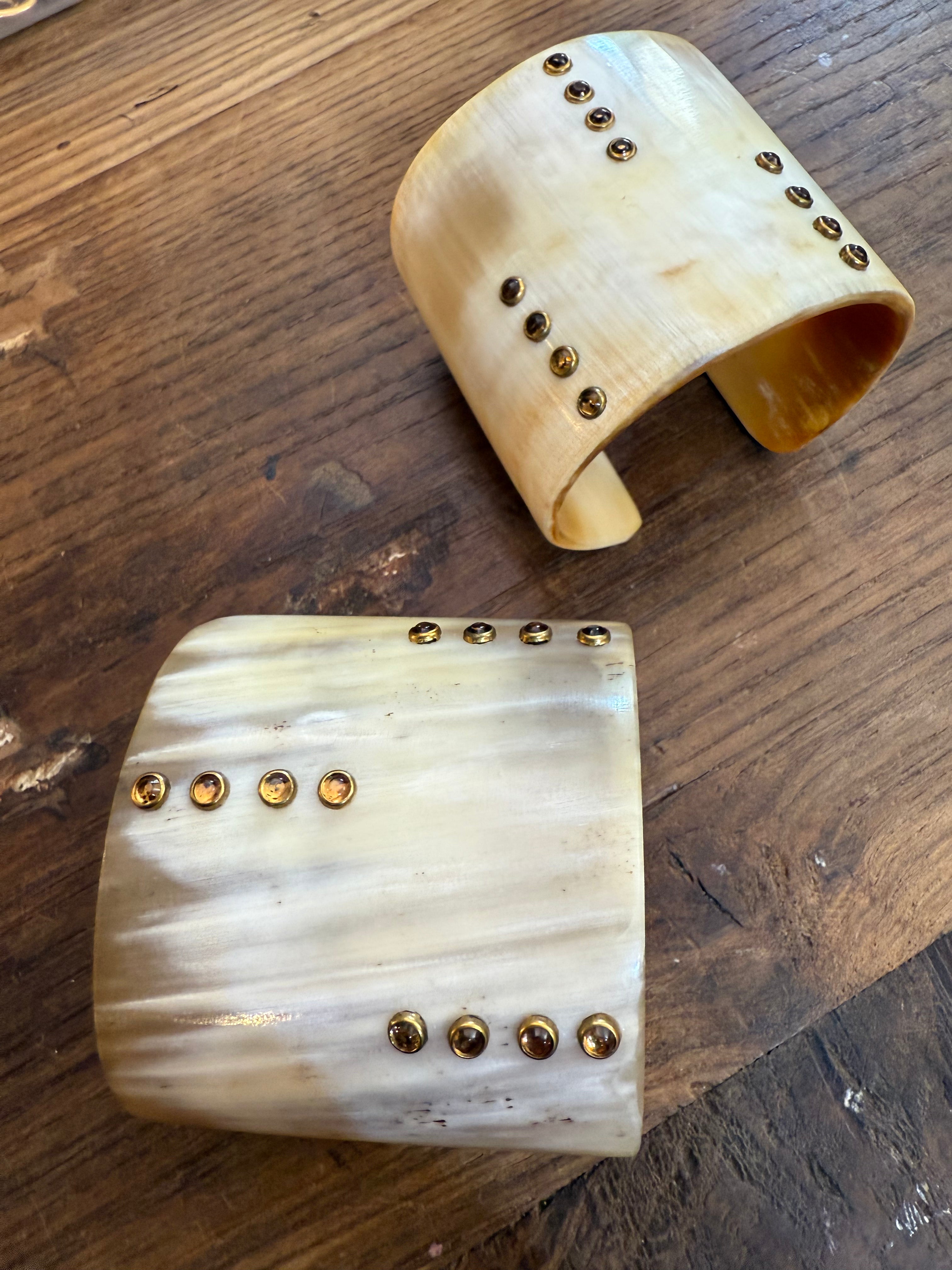 WHITE HORN