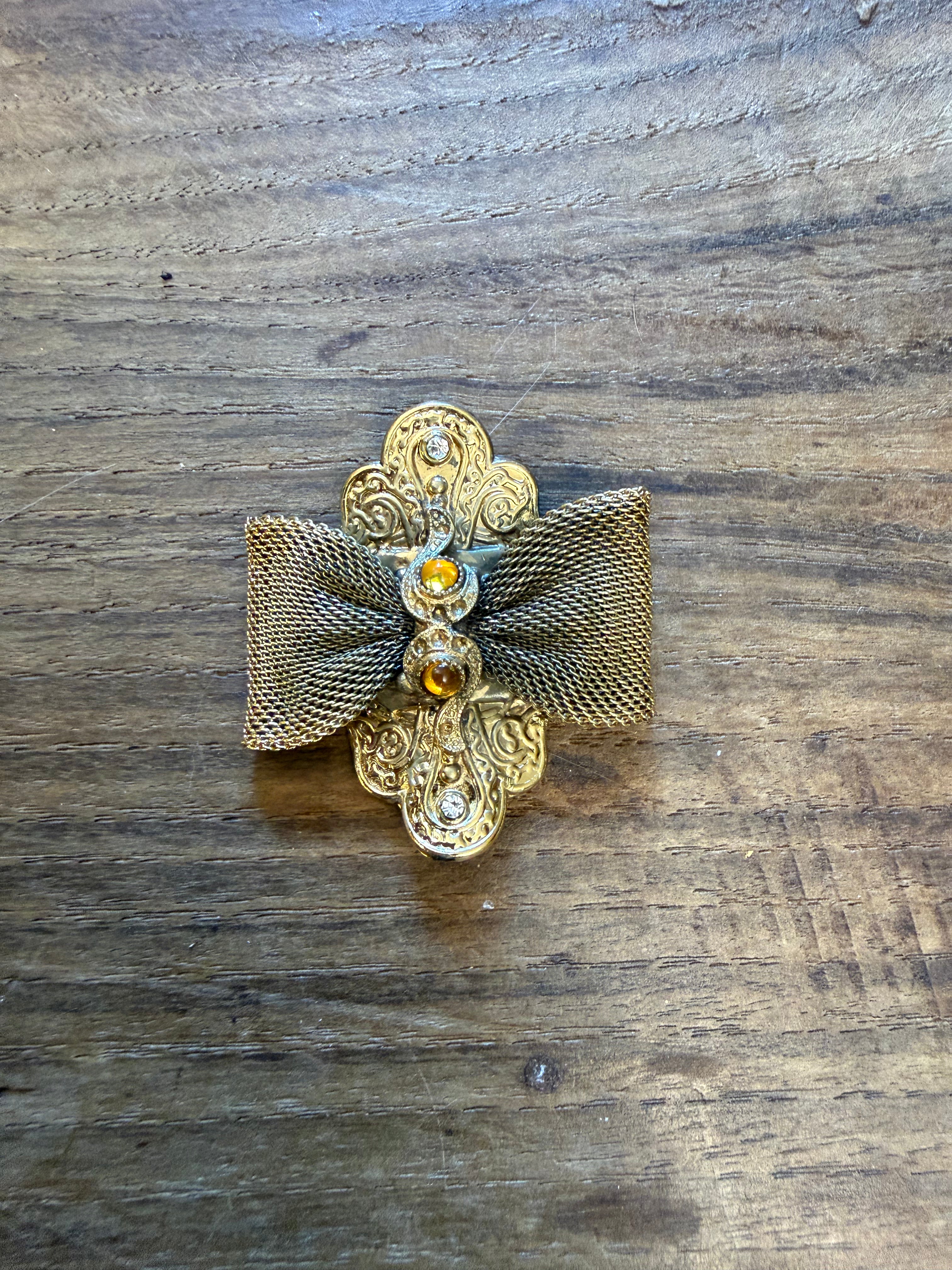 BROCHES