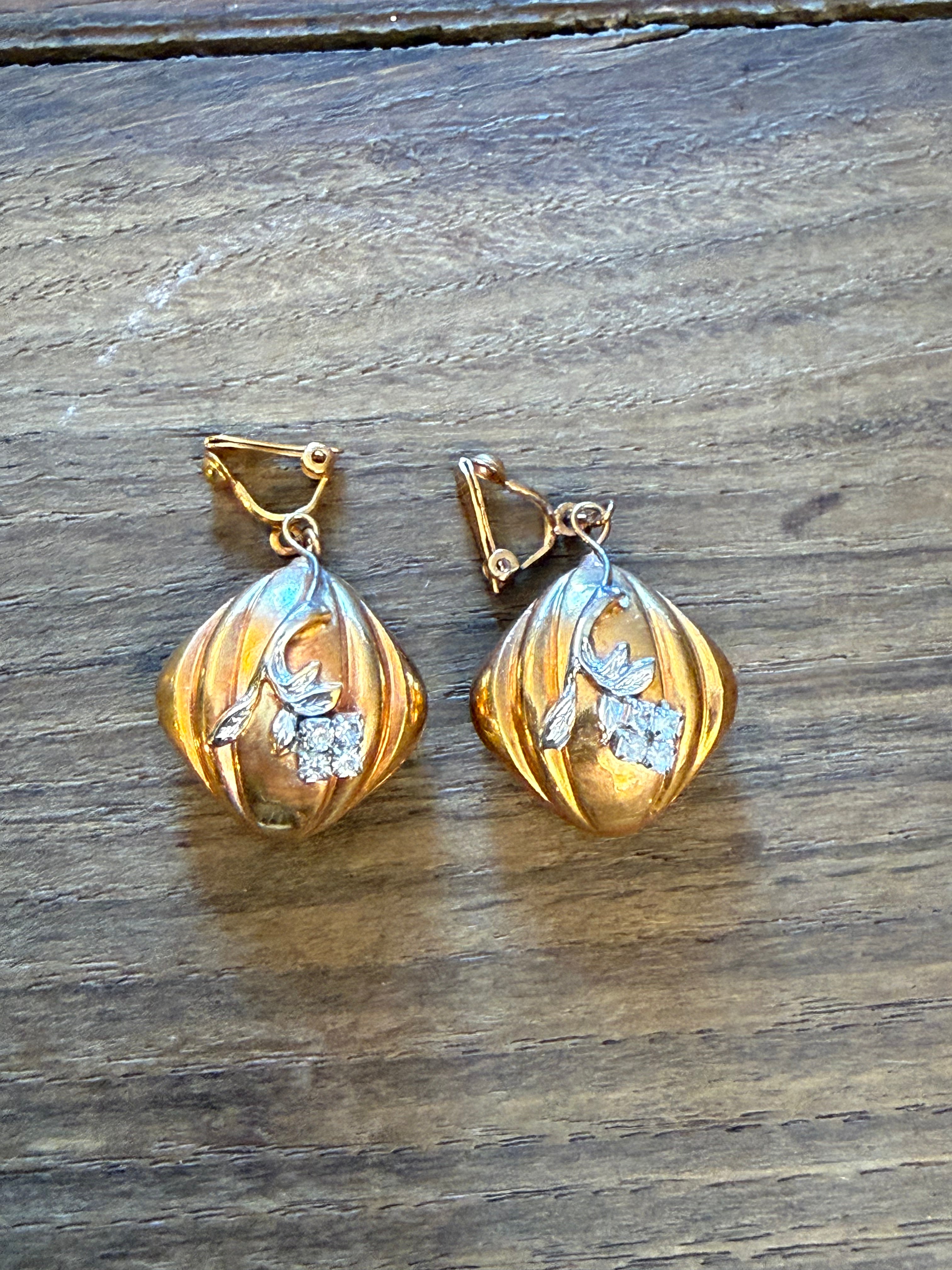 ORECCHINI CON CLIP PENDENTE FIORE